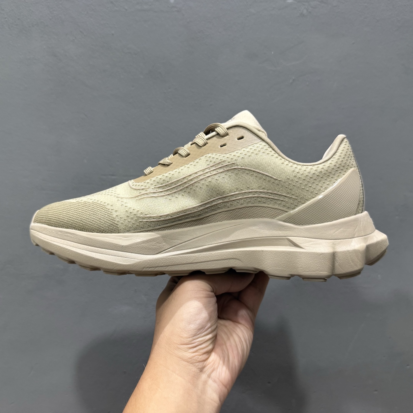 alo yoga Alo Runner 舒适百搭防滑透气 低帮跑步鞋 A0590U