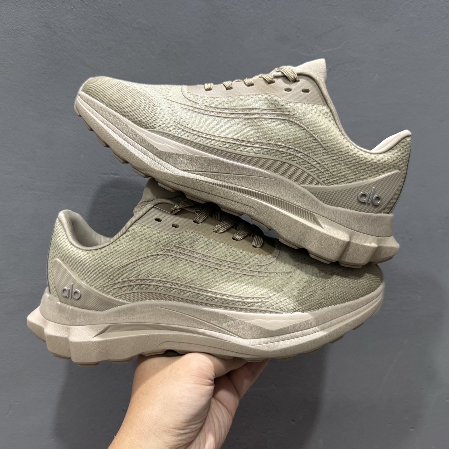 alo yoga Alo Runner 舒适百搭防滑透气 低帮跑步鞋 A0590U