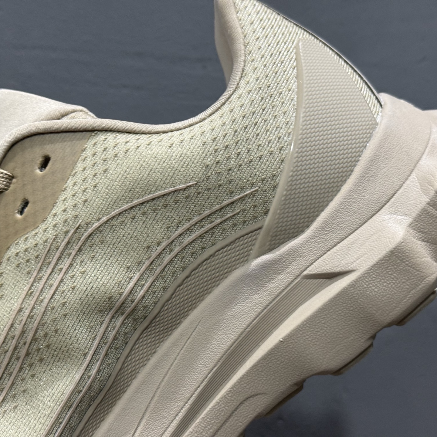 alo yoga Alo Runner 舒适百搭防滑透气 低帮跑步鞋 A0590U