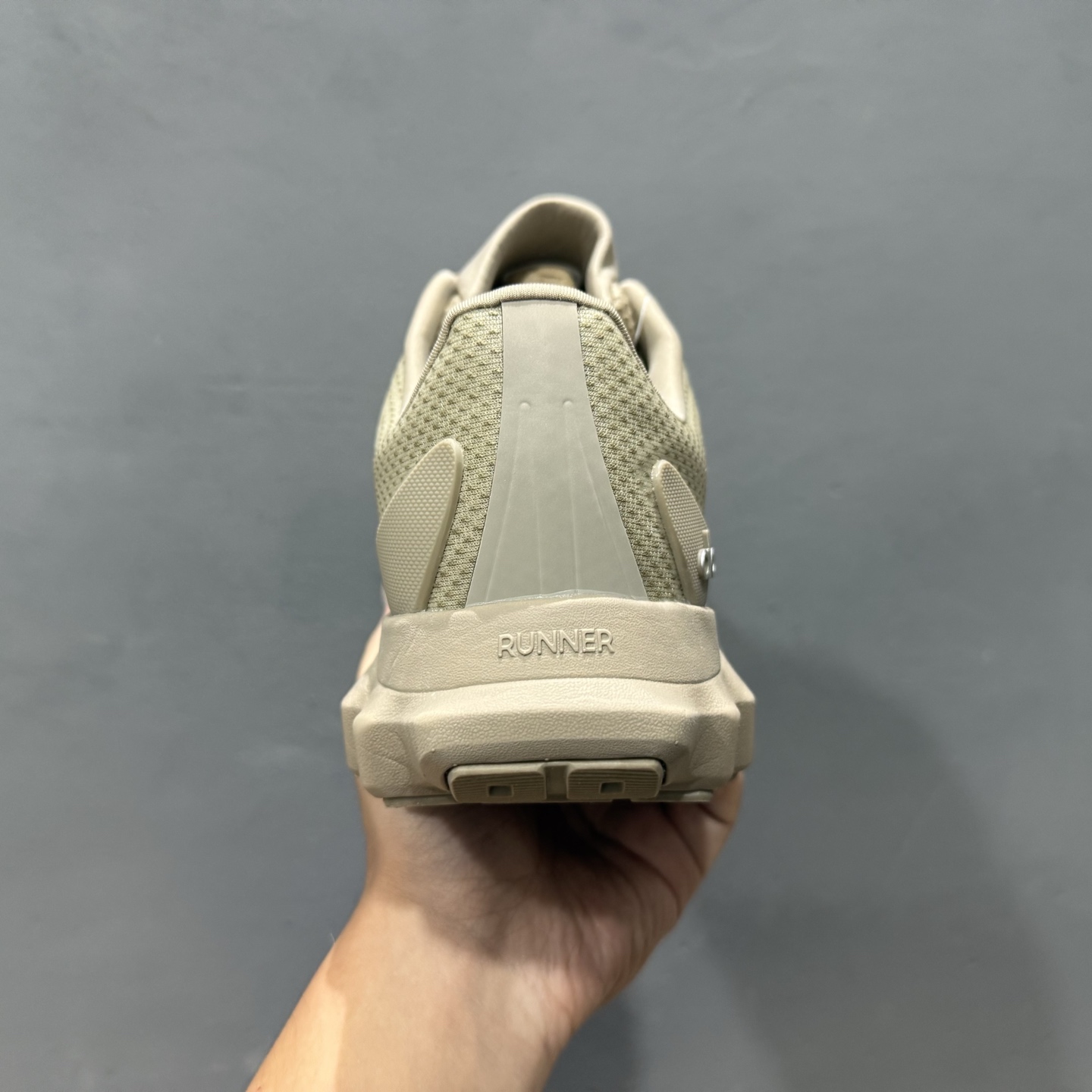 alo yoga Alo Runner 舒适百搭防滑透气 低帮跑步鞋 A0590U