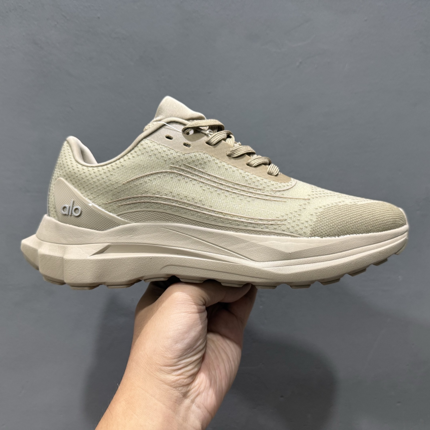 alo yoga Alo Runner 舒适百搭防滑透气 低帮跑步鞋 A0590U