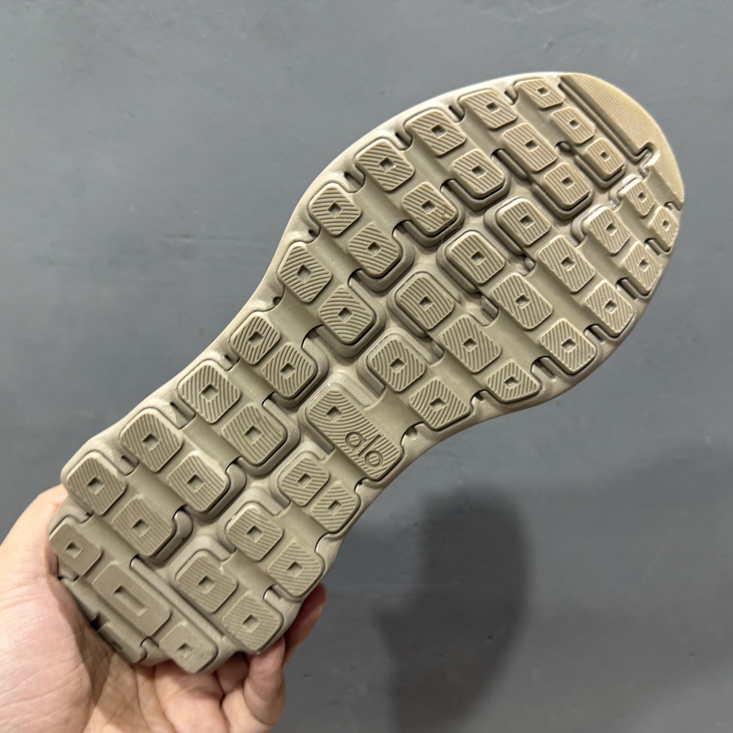 alo yoga Alo Runner 舒适百搭防滑透气 低帮跑步鞋 A0590U