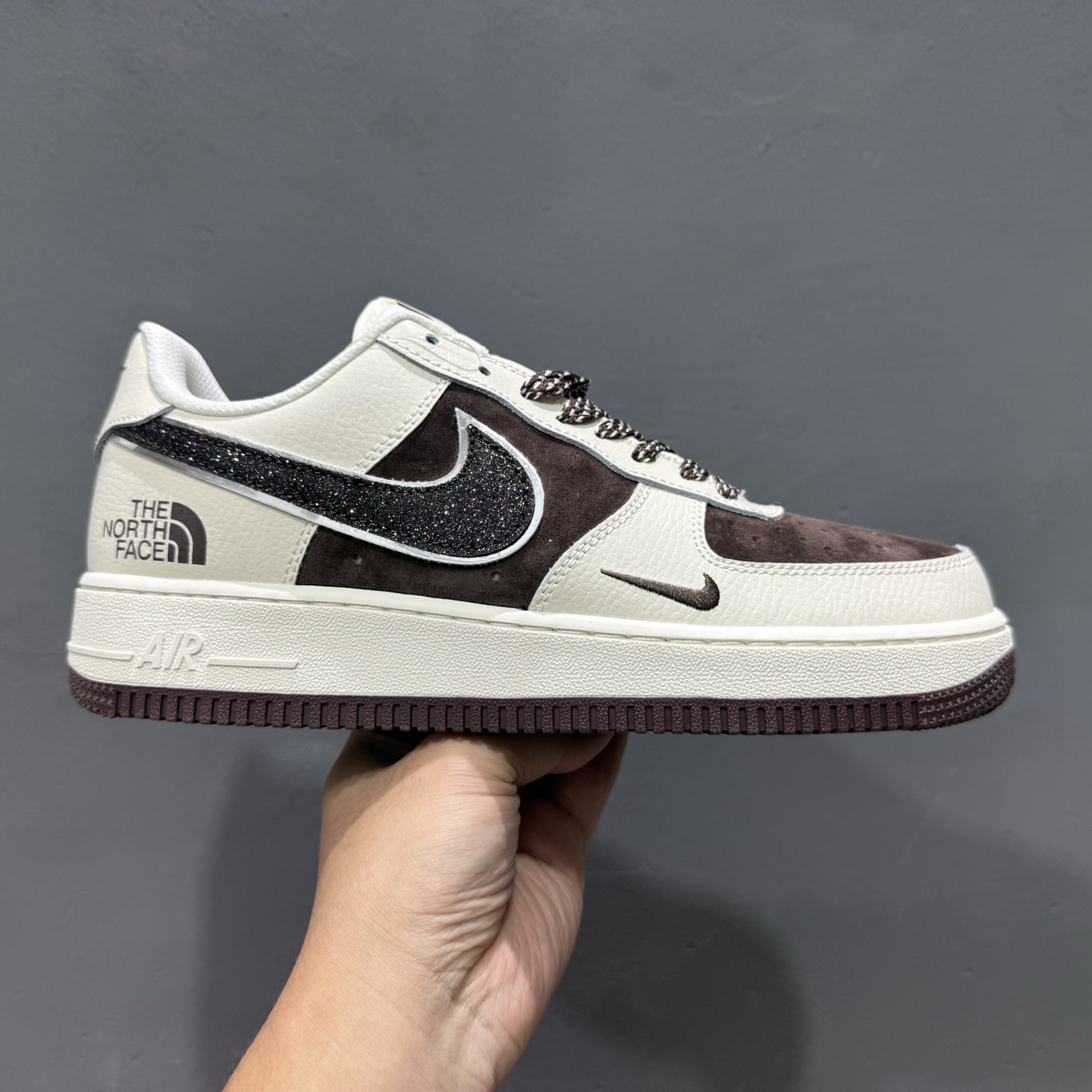 Nike Air Force 1’07 NIKE 联名 米白黑 QY3168-526 Nike Air Force 1’07 NIKE 联名 米白黑 QY3168-526