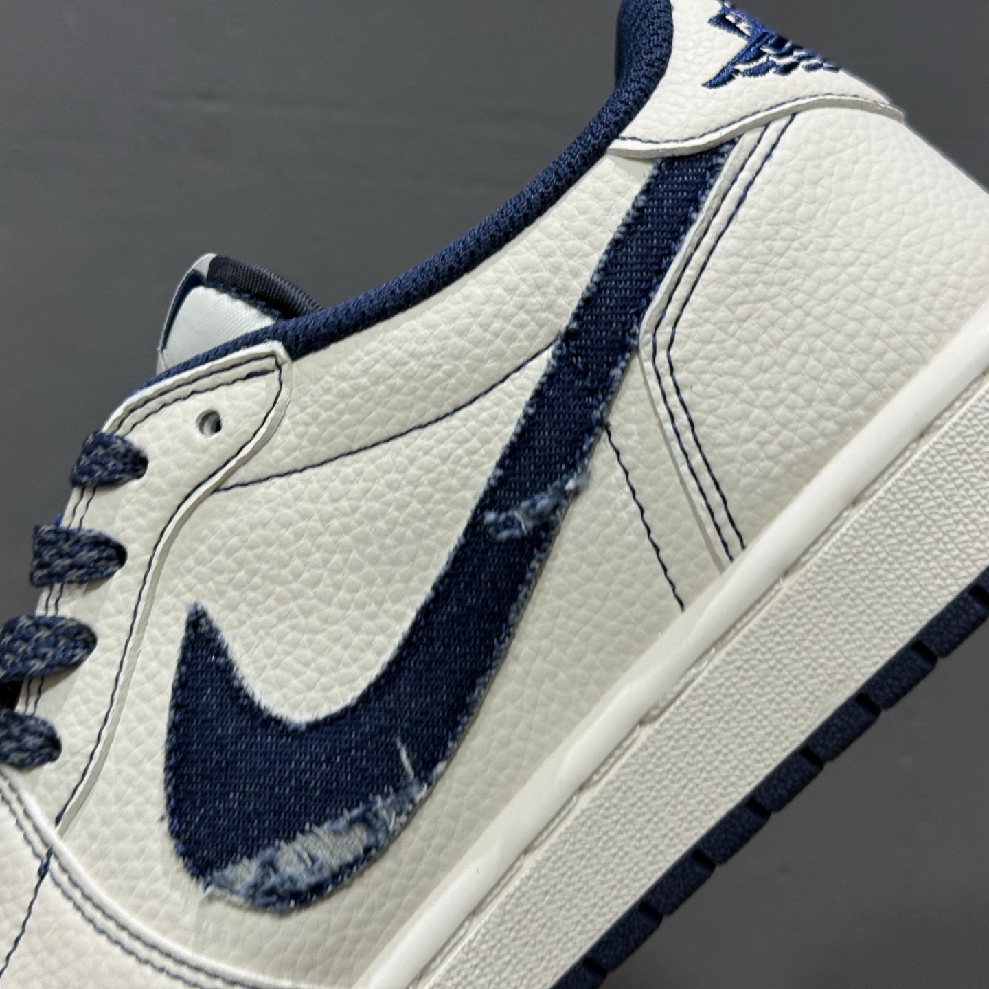 Levis x Air Jordan 1 Low 白蓝 此款主张打破传统的工业化流水线设计限制 LE2436-136