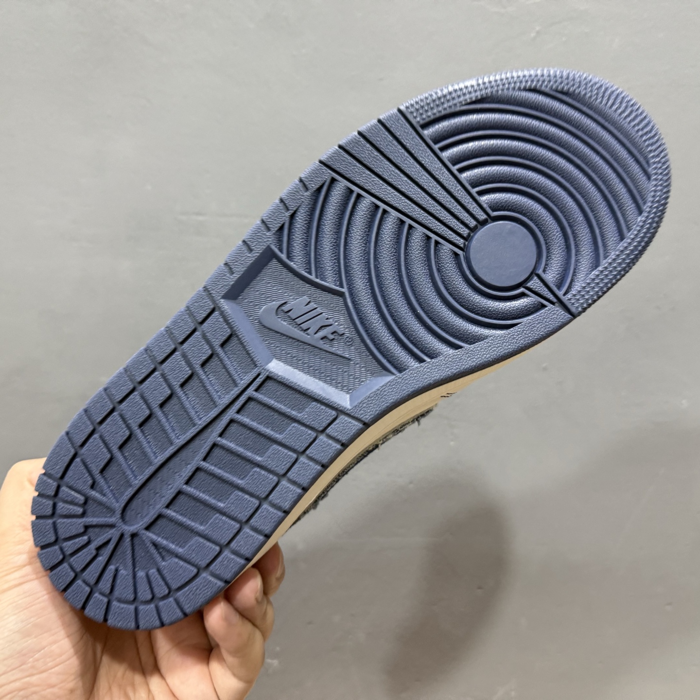 Levis x Air Jordan 1 Low 白蓝 此款主张打破传统的工业化流水线设计限制 LE2436-136