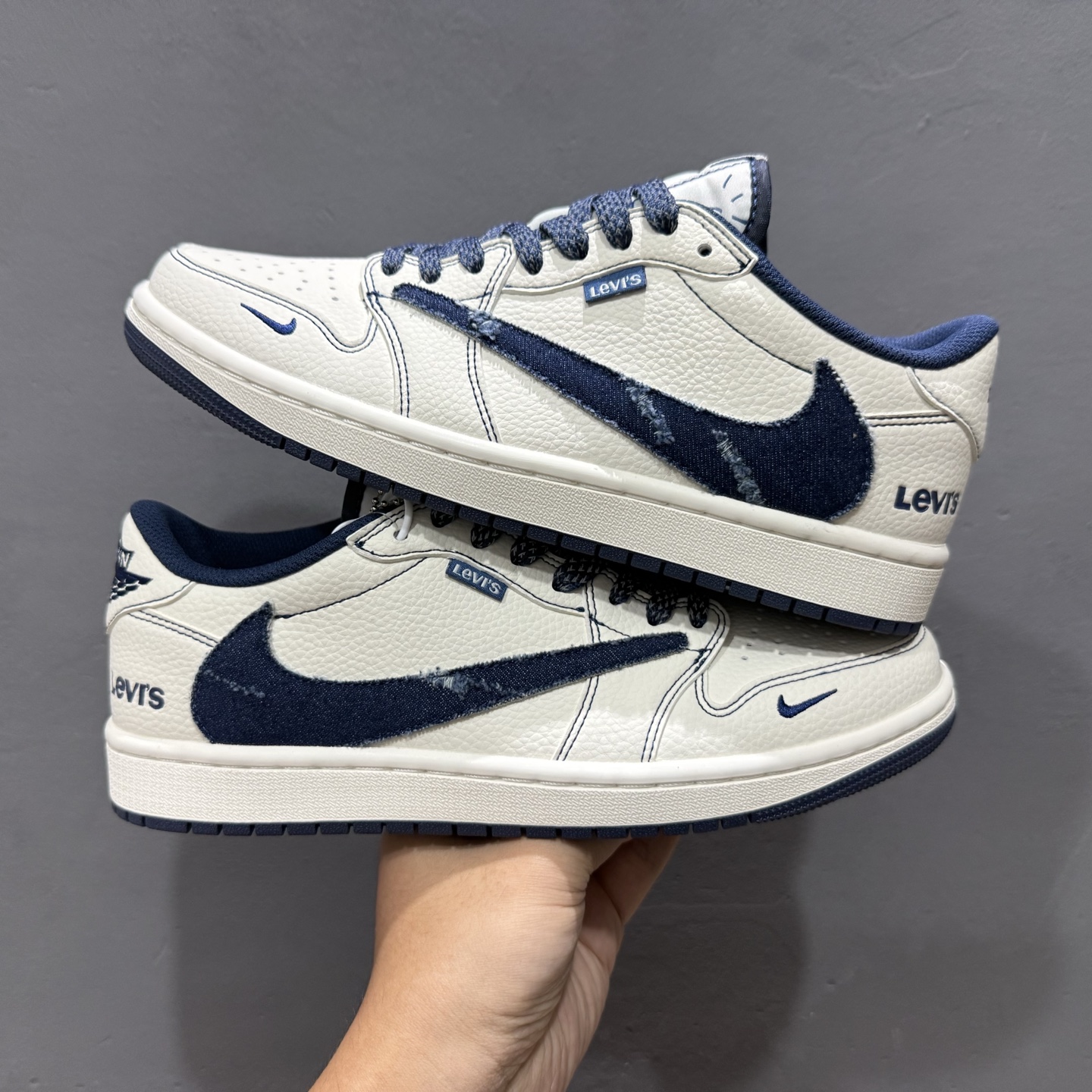 Levis x Air Jordan 1 Low 白蓝 此款主张打破传统的工业化流水线设计限制 LE2436-136