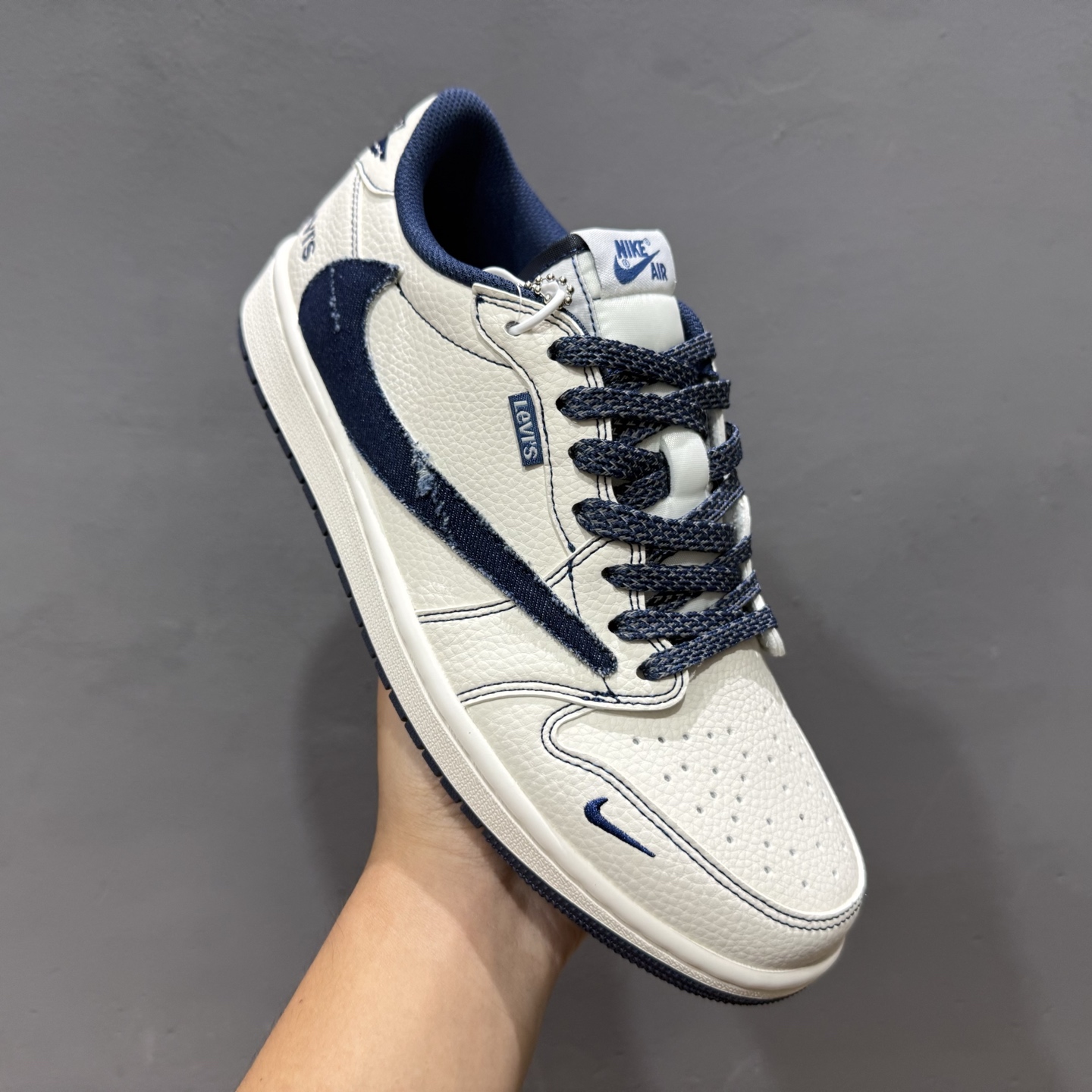 Levis x Air Jordan 1 Low 白蓝 此款主张打破传统的工业化流水线设计限制 LE2436-136
