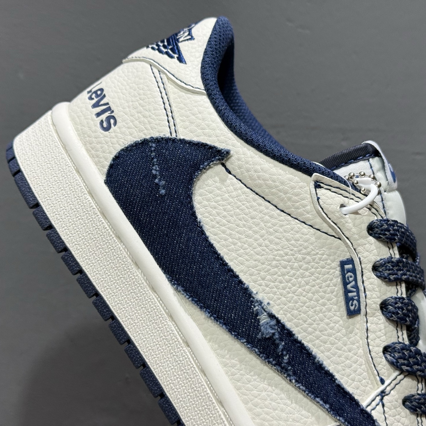 Levis x Air Jordan 1 Low 白蓝 此款主张打破传统的工业化流水线设计限制 LE2436-136