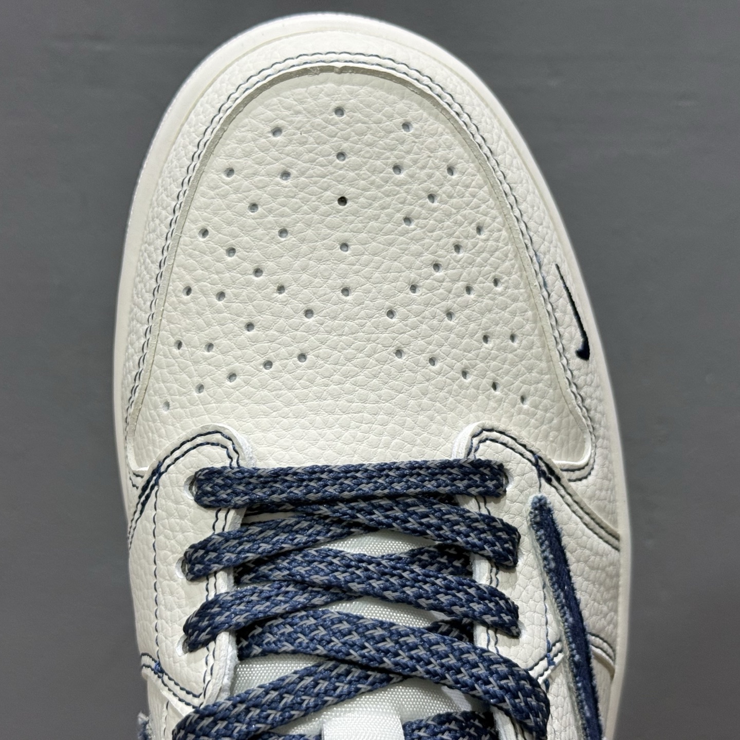 Levis x Air Jordan 1 Low 白蓝 此款主张打破传统的工业化流水线设计限制 LE2436-136