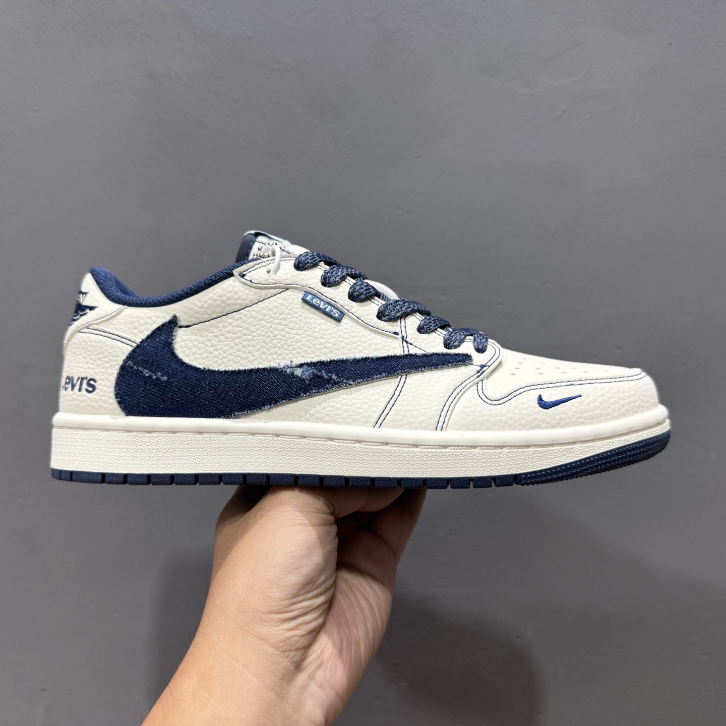 Levis x Air Jordan 1 Low 白蓝 此款主张打破传统的工业化流水线设计限制 LE2436-136