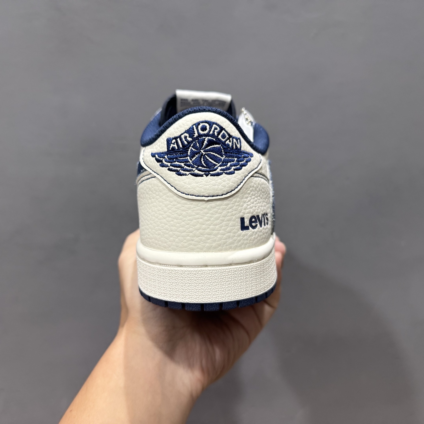 Levis x Air Jordan 1 Low 白蓝 此款主张打破传统的工业化流水线设计限制 LE2436-136