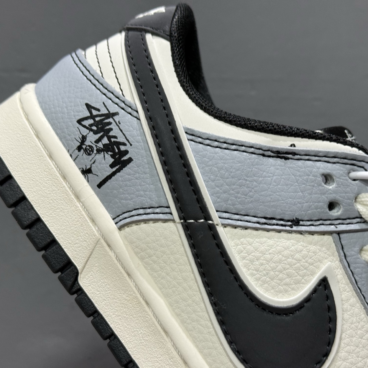 独家实拍Nike SB Dunk Low 斯图西联名 灰黑勾 周年高端定制 低帮休闲板鞋 XS6089-596