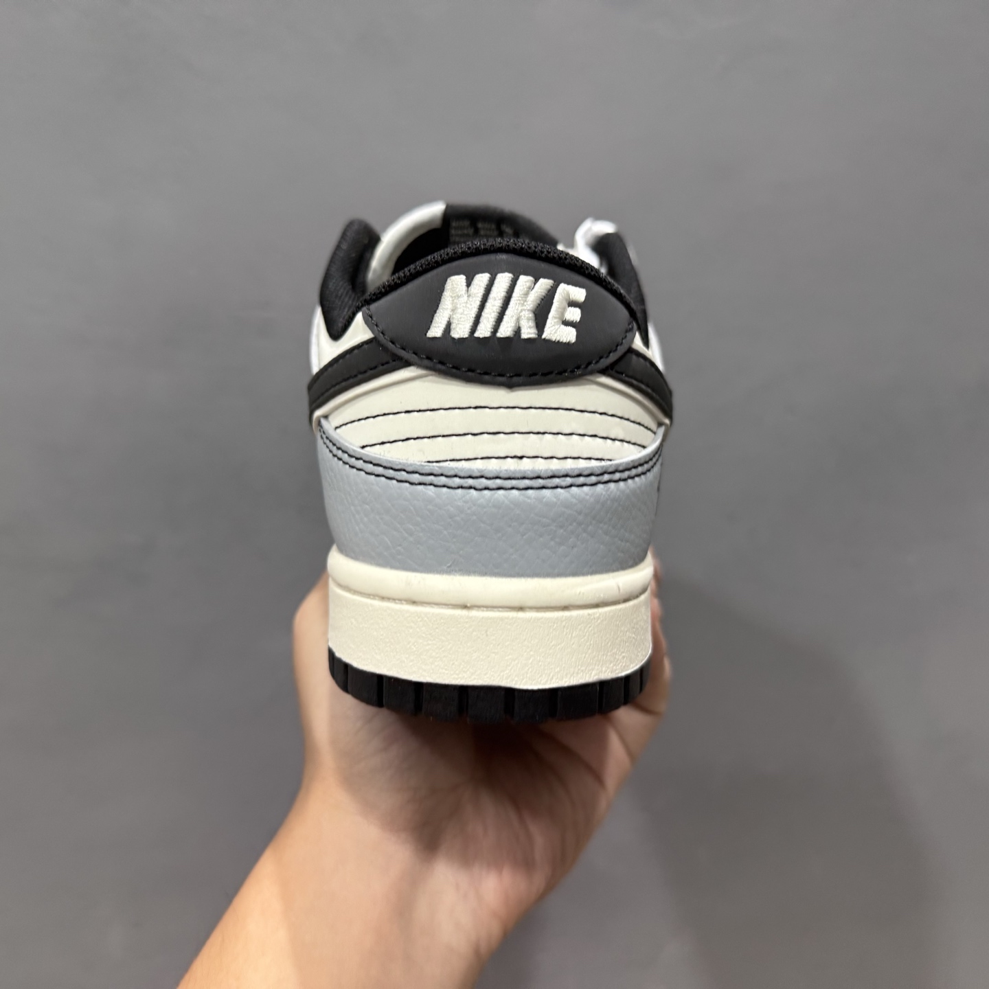独家实拍Nike SB Dunk Low 斯图西联名 灰黑勾 周年高端定制 低帮休闲板鞋 XS6089-596