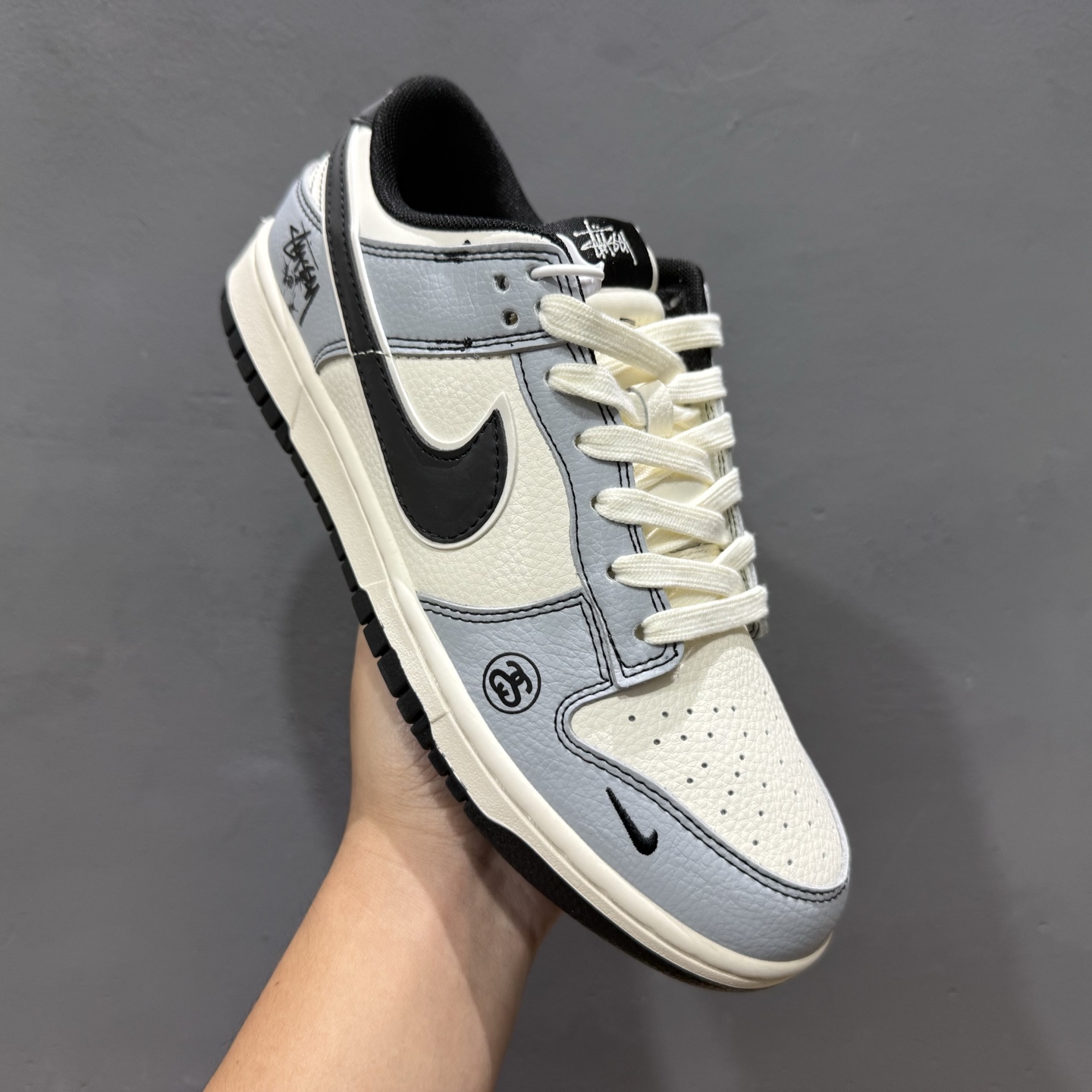 独家实拍Nike SB Dunk Low 斯图西联名 灰黑勾 周年高端定制 低帮休闲板鞋 XS6089-596