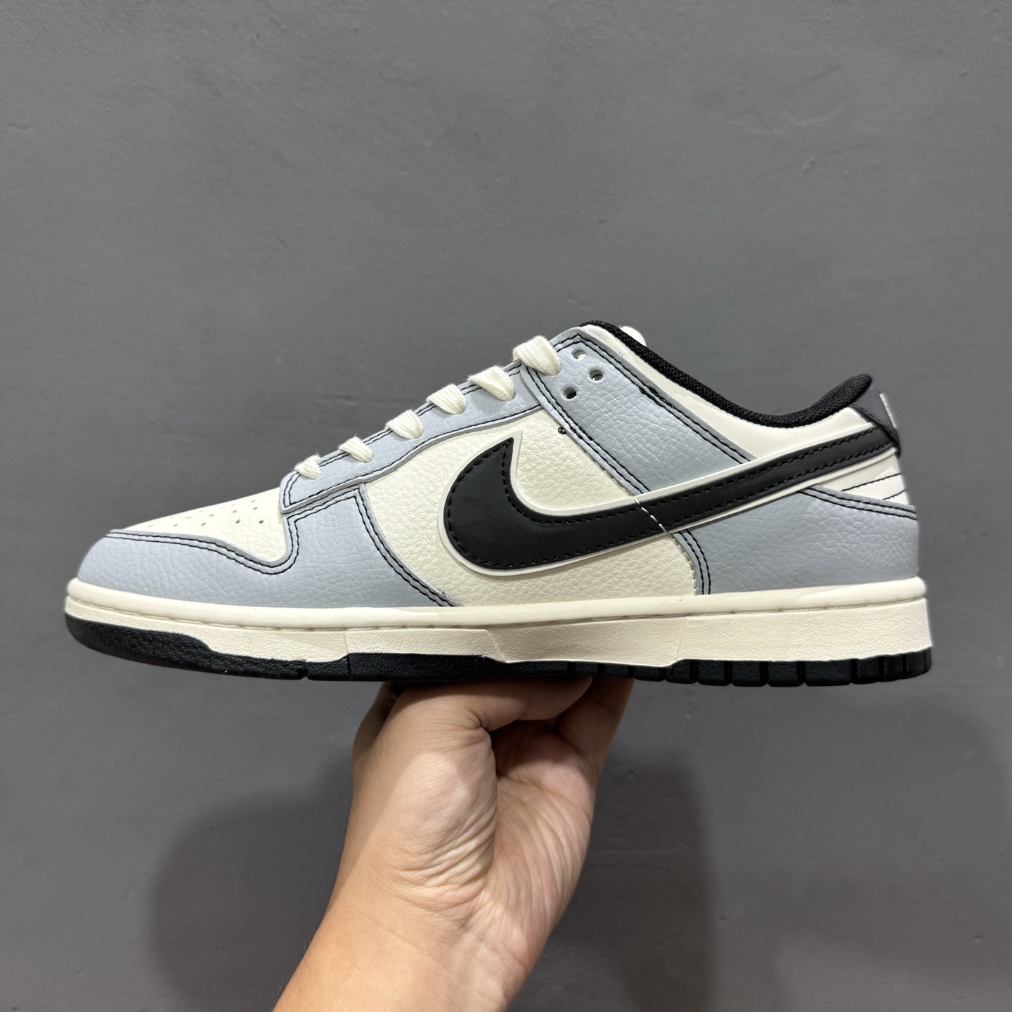 独家实拍Nike SB Dunk Low 斯图西联名 灰黑勾 周年高端定制 低帮休闲板鞋 XS6089-596