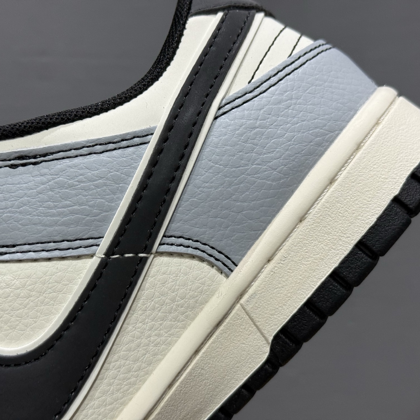 独家实拍Nike SB Dunk Low 斯图西联名 灰黑勾 周年高端定制 低帮休闲板鞋 XS6089-596