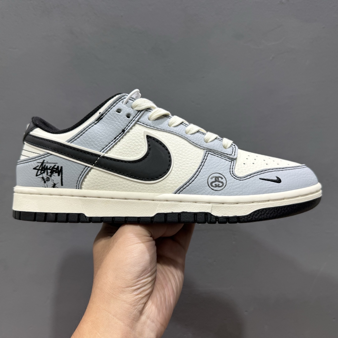 独家实拍Nike SB Dunk Low 斯图西联名 灰黑勾 周年高端定制 低帮休闲板鞋 XS6089-596
