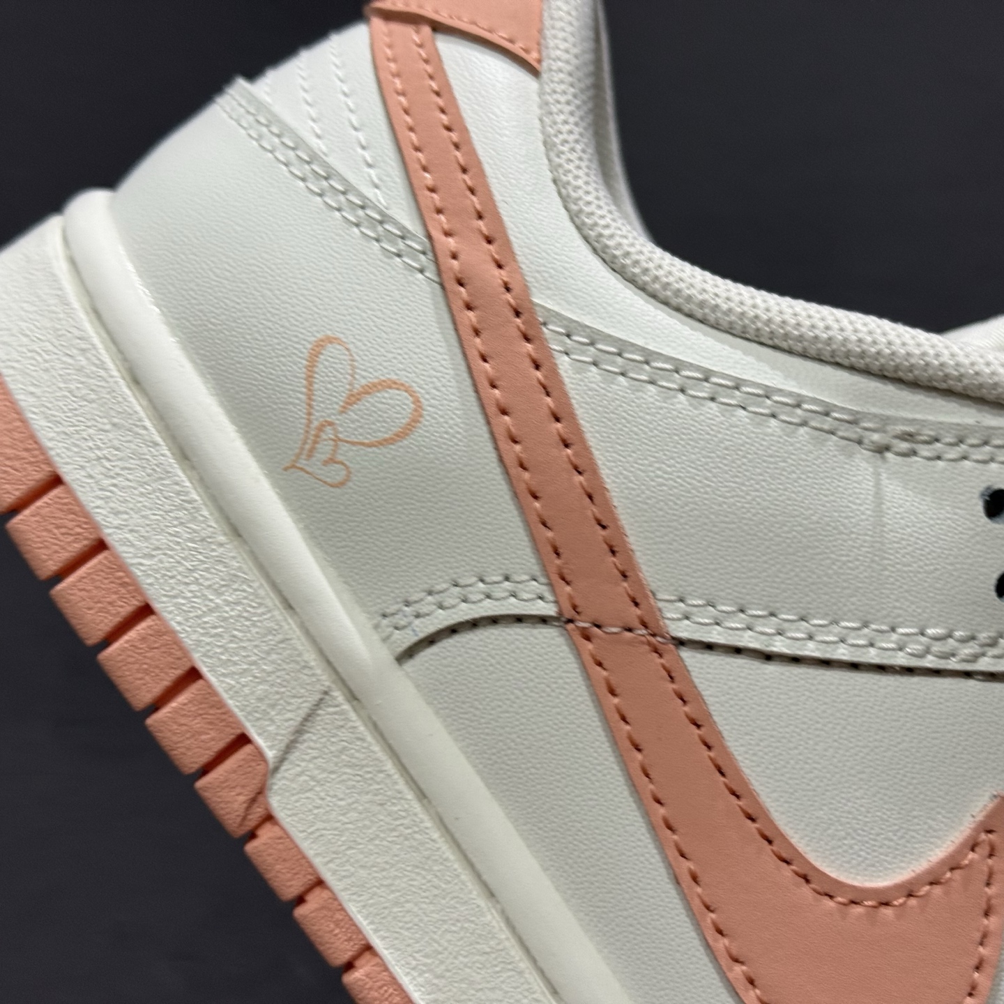 Nike Dunk Low 桃之夭夭 当夏风佛过针脚 WP0212-015