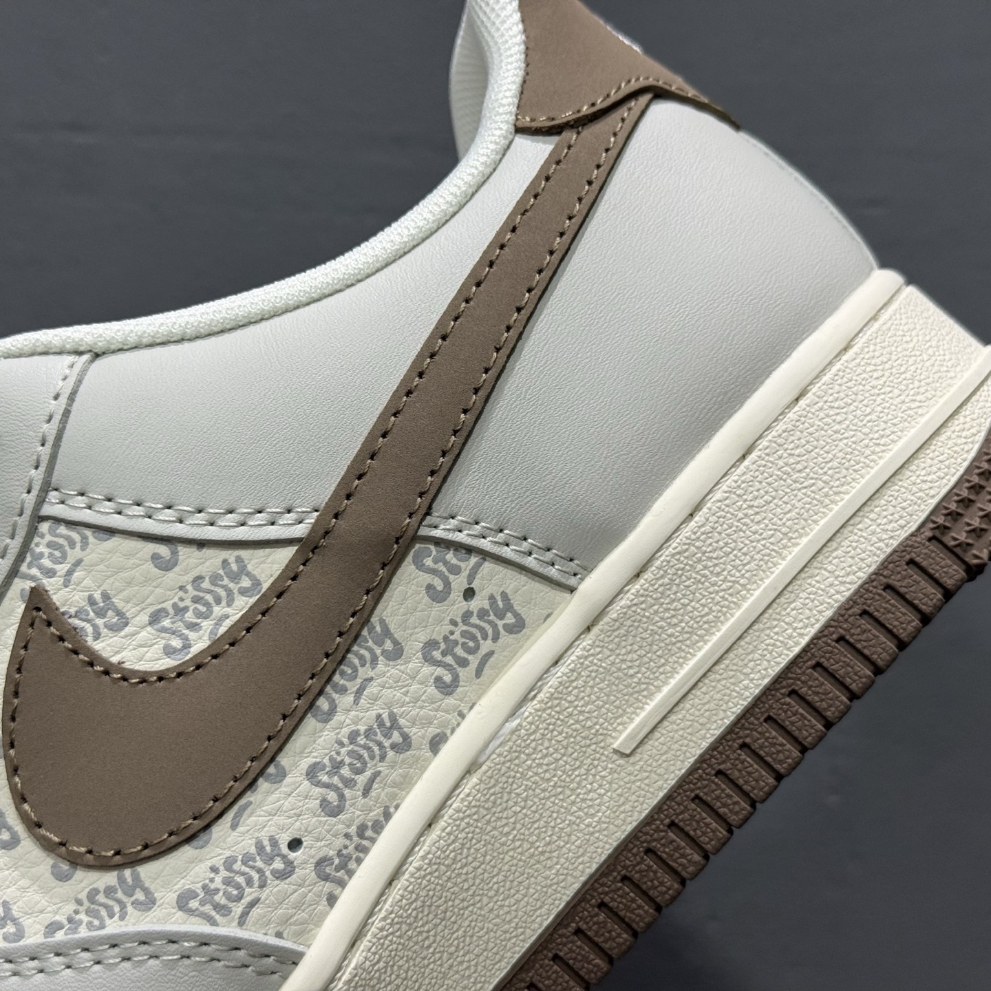 Nike Air Force 1'07 Low 斯图西联名 印花棕勾 空军一号低帮休闲板鞋 ZH2598-320