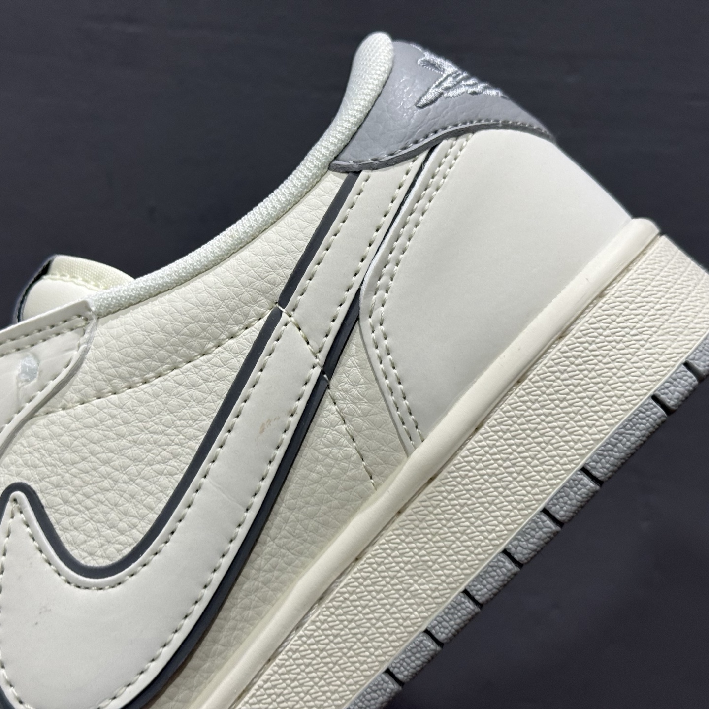 独家实拍Travis Scott x Fragment Design x Air Jordan 1 Low SP AJ1 乔1 多重灰勾 低帮文化休闲板鞋 XS7089-598