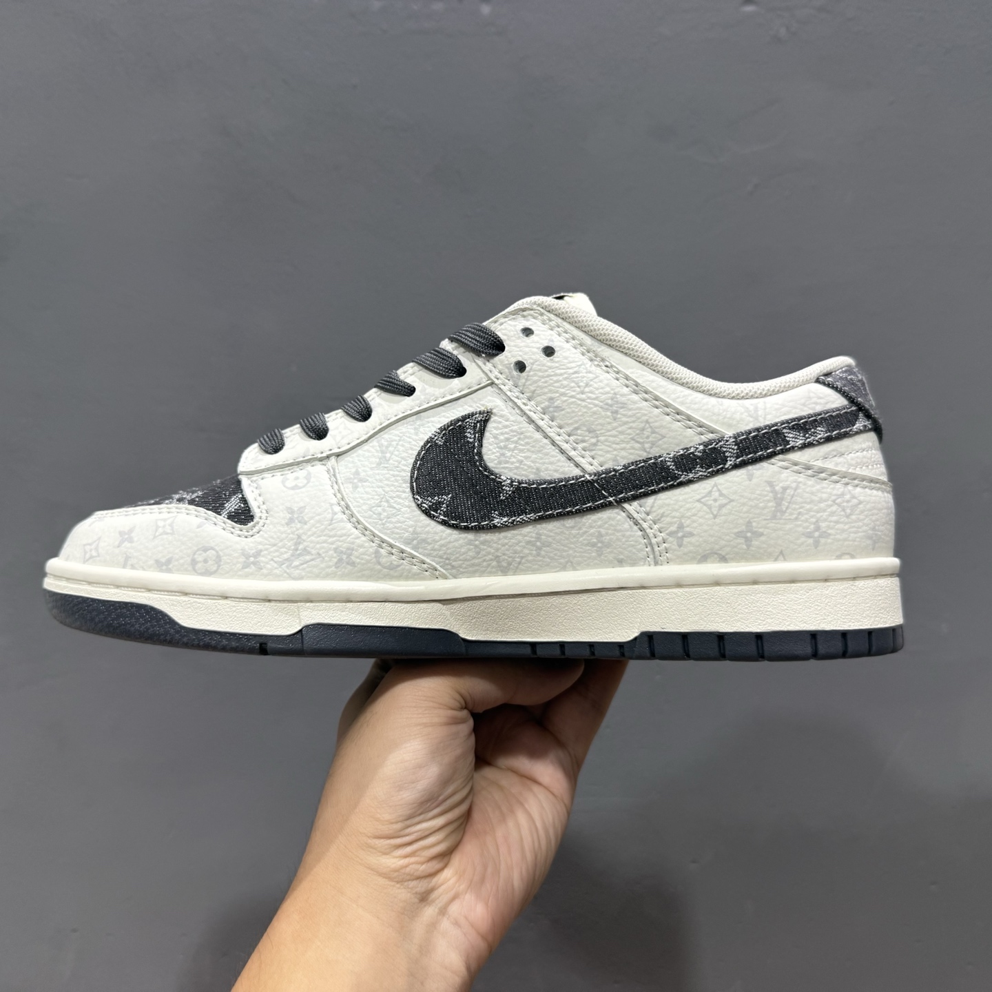 SC版Nike SB Dunk Low LV联名 碳灰牛仔 周年高端定制 低帮休闲板鞋 SC9772-801-High Quatity Cheap Brand wholesale wholesaler seller Clothes Bags handbags Sneakers Top Fashion Clothing Shoes from China Factory Chinese suppliers best Quality Beautiful Price SC版Nike SB Dunk Low LV联名 碳灰牛仔 周年高端定制 低帮休闲板鞋 SC9772-801