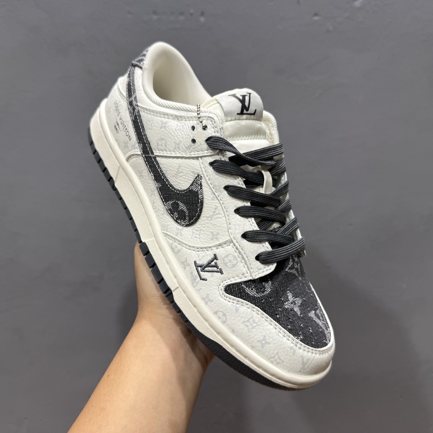 SC版Nike SB Dunk Low LV联名 碳灰牛仔 周年高端定制 低帮休闲板鞋 SC9772-801-High Quatity Cheap Brand wholesale wholesaler seller Clothes Bags handbags Sneakers Top Fashion Clothing Shoes from China Factory Chinese suppliers best Quality Beautiful Price SC版Nike SB Dunk Low LV联名 碳灰牛仔 周年高端定制 低帮休闲板鞋 SC9772-801
