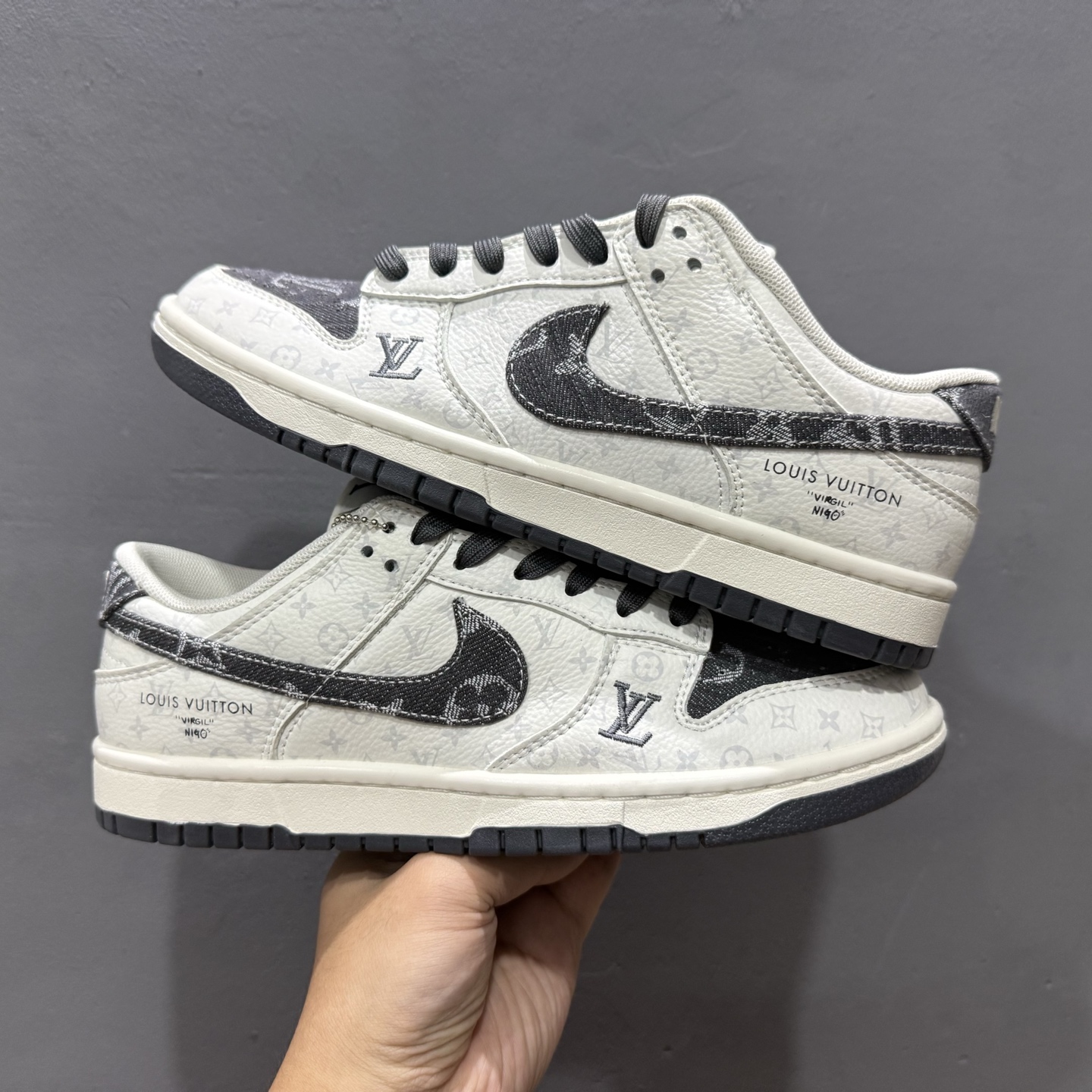 SC版Nike SB Dunk Low LV联名 碳灰牛仔 周年高端定制 低帮休闲板鞋 SC9772-801-High Quatity Cheap Brand wholesale wholesaler seller Clothes Bags handbags Sneakers Top Fashion Clothing Shoes from China Factory Chinese suppliers best Quality Beautiful Price SC版Nike SB Dunk Low LV联名 碳灰牛仔 周年高端定制 低帮休闲板鞋 SC9772-801