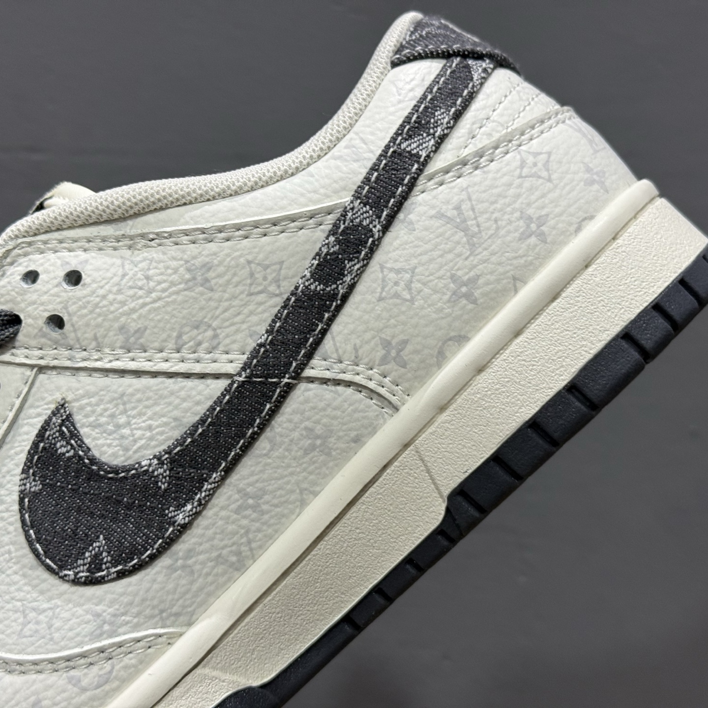 SC版Nike SB Dunk Low LV联名 碳灰牛仔 周年高端定制 低帮休闲板鞋 SC9772-801-High Quatity Cheap Brand wholesale wholesaler seller Clothes Bags handbags Sneakers Top Fashion Clothing Shoes from China Factory Chinese suppliers best Quality Beautiful Price SC版Nike SB Dunk Low LV联名 碳灰牛仔 周年高端定制 低帮休闲板鞋 SC9772-801