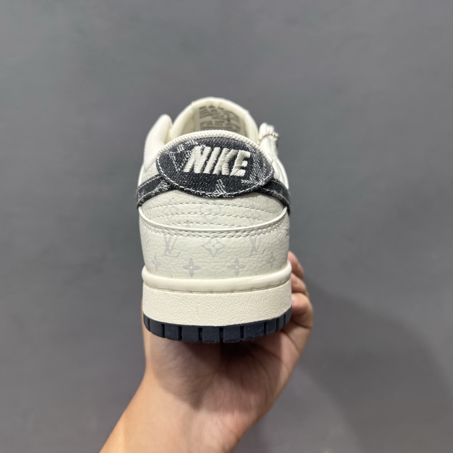 SC版Nike SB Dunk Low LV联名 碳灰牛仔 周年高端定制 低帮休闲板鞋 SC9772-801-High Quatity Cheap Brand wholesale wholesaler seller Clothes Bags handbags Sneakers Top Fashion Clothing Shoes from China Factory Chinese suppliers best Quality Beautiful Price SC版Nike SB Dunk Low LV联名 碳灰牛仔 周年高端定制 低帮休闲板鞋 SC9772-801