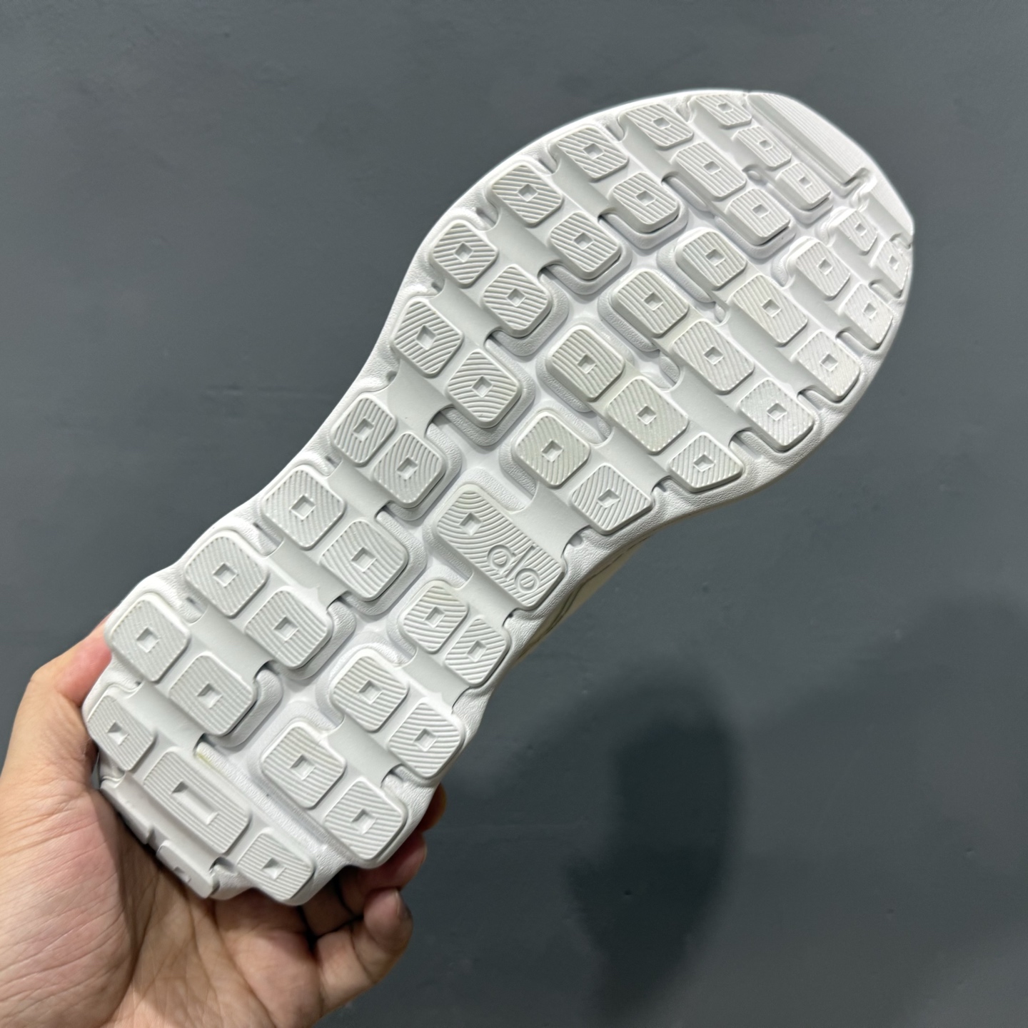 alo yoga Alo Runner 舒适百搭防滑透气 低帮跑步鞋 白色 A0590U-High Quatity Cheap Brand wholesale wholesaler seller Clothes Bags handbags Sneakers Top Fashion Clothing Shoes from China Factory Chinese suppliers best Quality Beautiful Price alo yoga Alo Runner 舒适百搭防滑透气 低帮跑步鞋 白色 A0590U