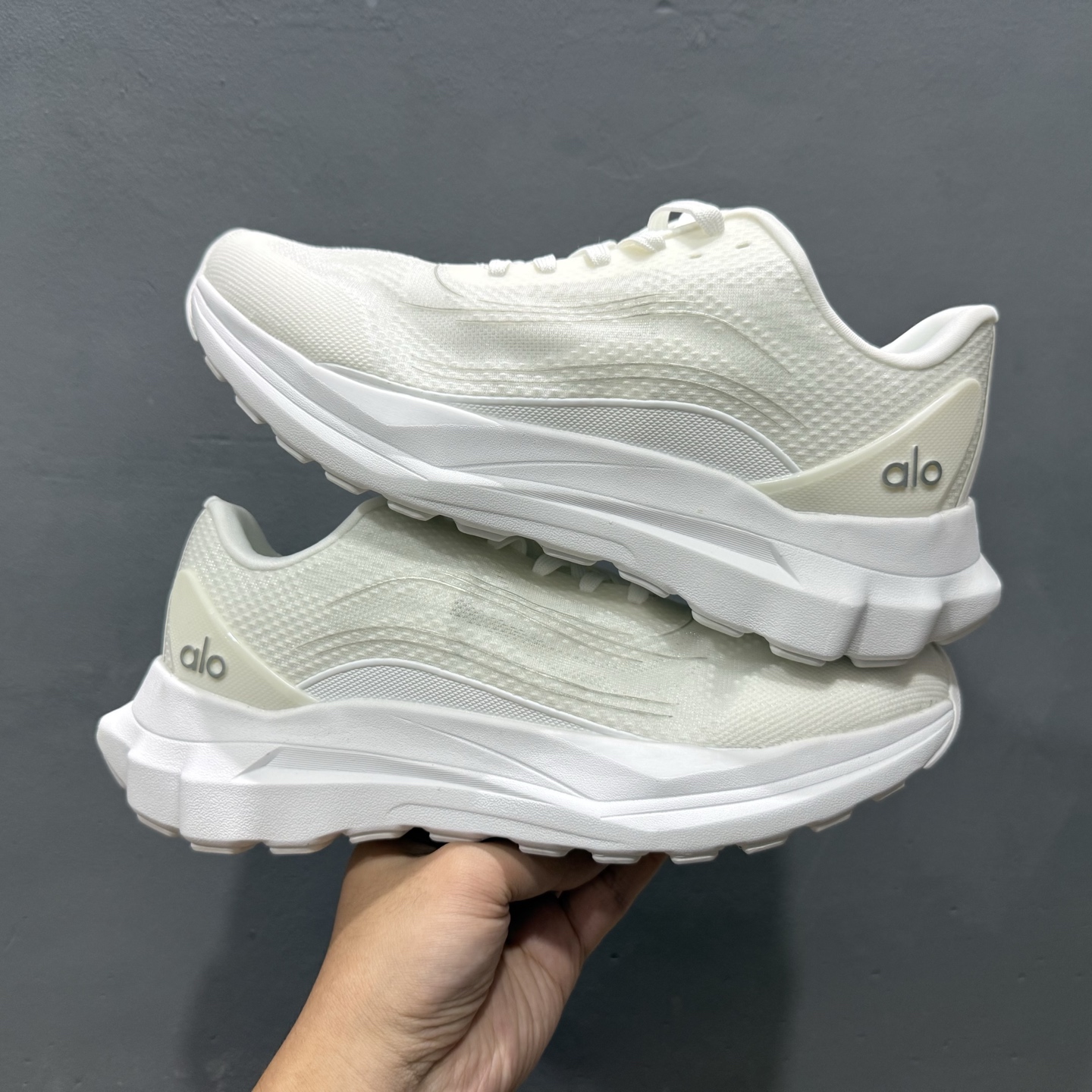 alo yoga Alo Runner 舒适百搭防滑透气 低帮跑步鞋 白色 A0590U-High Quatity Cheap Brand wholesale wholesaler seller Clothes Bags handbags Sneakers Top Fashion Clothing Shoes from China Factory Chinese suppliers best Quality Beautiful Price alo yoga Alo Runner 舒适百搭防滑透气 低帮跑步鞋 白色 A0590U