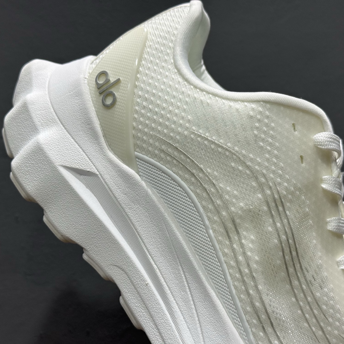 alo yoga Alo Runner 舒适百搭防滑透气 低帮跑步鞋 白色 A0590U-High Quatity Cheap Brand wholesale wholesaler seller Clothes Bags handbags Sneakers Top Fashion Clothing Shoes from China Factory Chinese suppliers best Quality Beautiful Price alo yoga Alo Runner 舒适百搭防滑透气 低帮跑步鞋 白色 A0590U