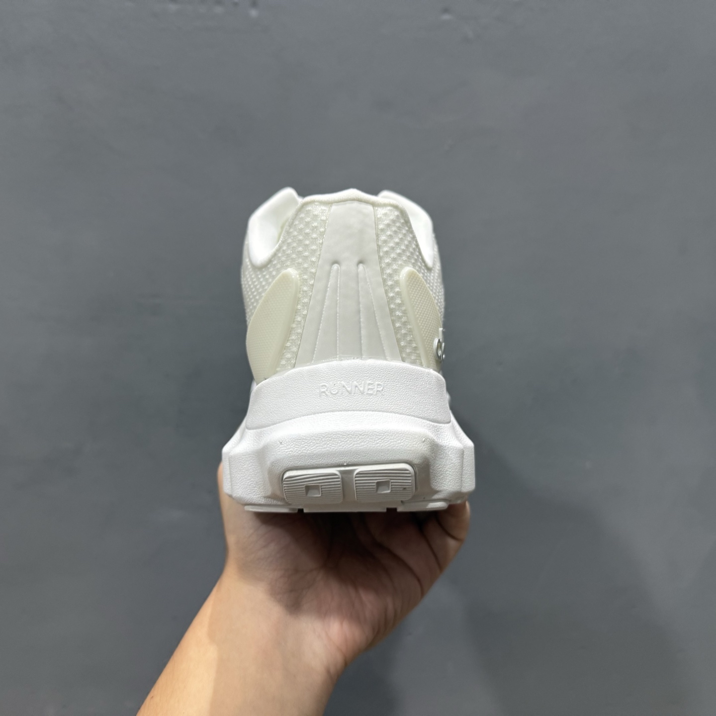 alo yoga Alo Runner 舒适百搭防滑透气 低帮跑步鞋 白色 A0590U-High Quatity Cheap Brand wholesale wholesaler seller Clothes Bags handbags Sneakers Top Fashion Clothing Shoes from China Factory Chinese suppliers best Quality Beautiful Price alo yoga Alo Runner 舒适百搭防滑透气 低帮跑步鞋 白色 A0590U