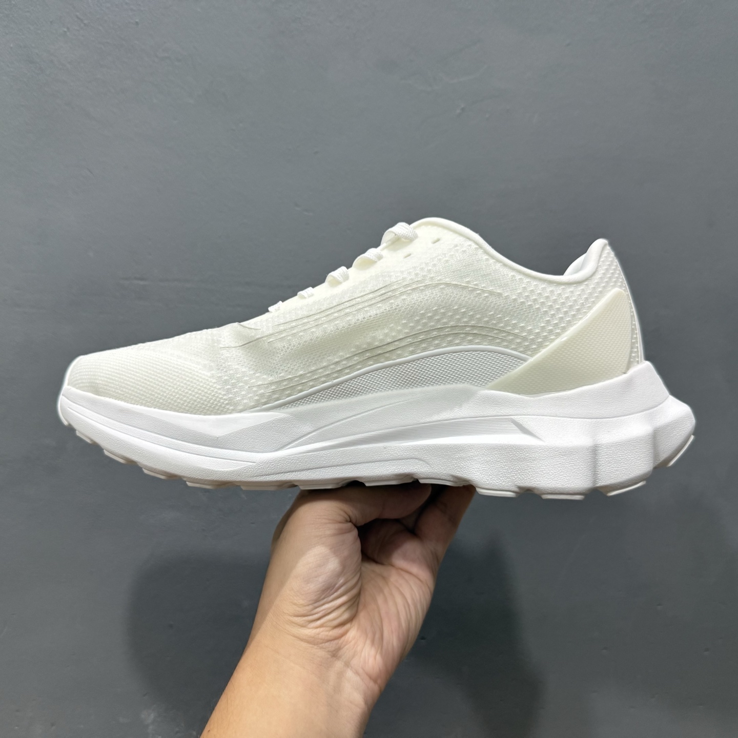 alo yoga Alo Runner 舒适百搭防滑透气 低帮跑步鞋 白色 A0590U-High Quatity Cheap Brand wholesale wholesaler seller Clothes Bags handbags Sneakers Top Fashion Clothing Shoes from China Factory Chinese suppliers best Quality Beautiful Price alo yoga Alo Runner 舒适百搭防滑透气 低帮跑步鞋 白色 A0590U