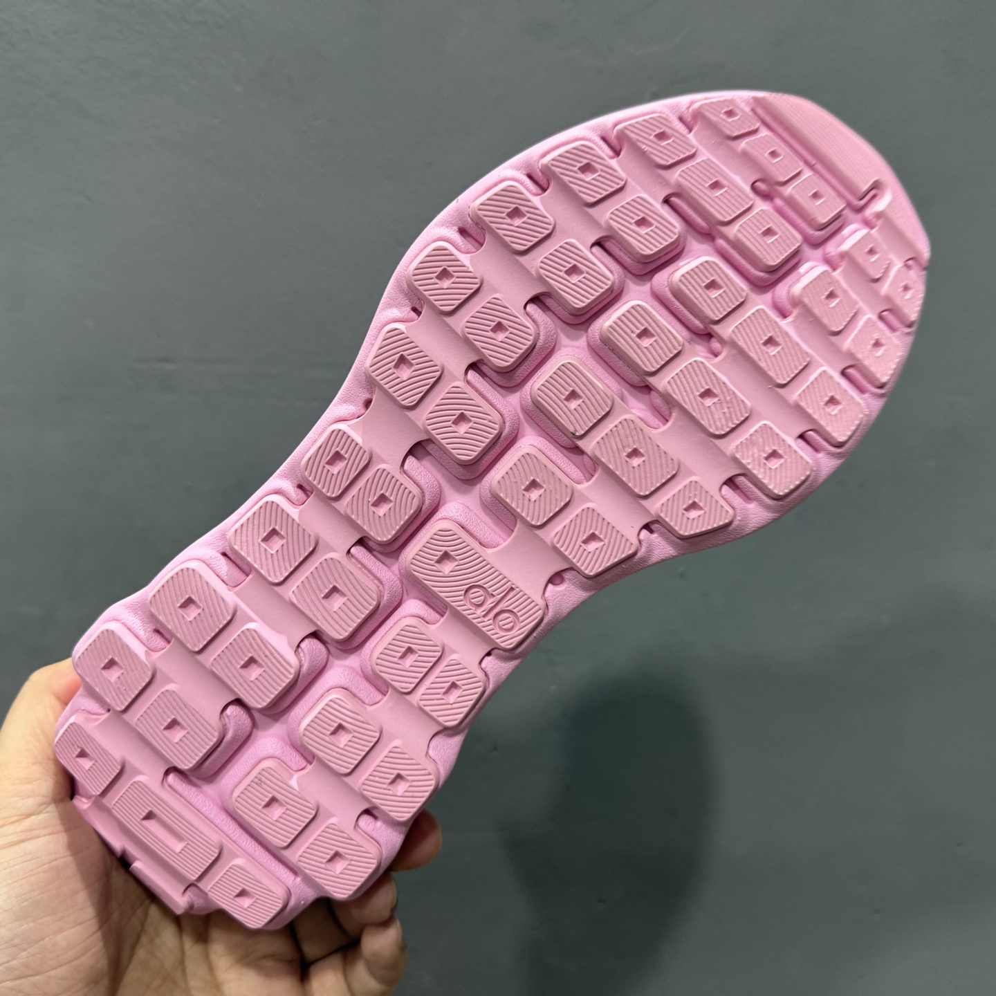 alo yoga Alo Runner 舒适百搭防滑透气 低帮跑步鞋 白色 A0590U-High Quatity Cheap Brand wholesale wholesaler seller Clothes Bags handbags Sneakers Top Fashion Clothing Shoes from China Factory Chinese suppliers best Quality Beautiful Price alo yoga Alo Runner 舒适百搭防滑透气 低帮跑步鞋 白色 A0590U