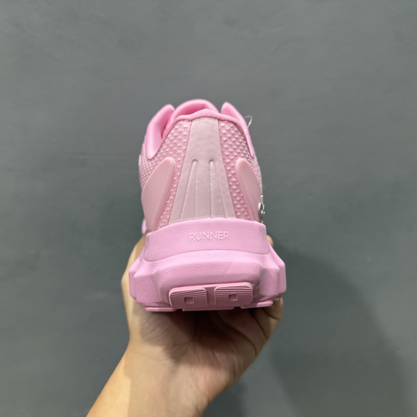 alo yoga Alo Runner 舒适百搭防滑透气 低帮跑步鞋 白色 A0590U-High Quatity Cheap Brand wholesale wholesaler seller Clothes Bags handbags Sneakers Top Fashion Clothing Shoes from China Factory Chinese suppliers best Quality Beautiful Price alo yoga Alo Runner 舒适百搭防滑透气 低帮跑步鞋 白色 A0590U