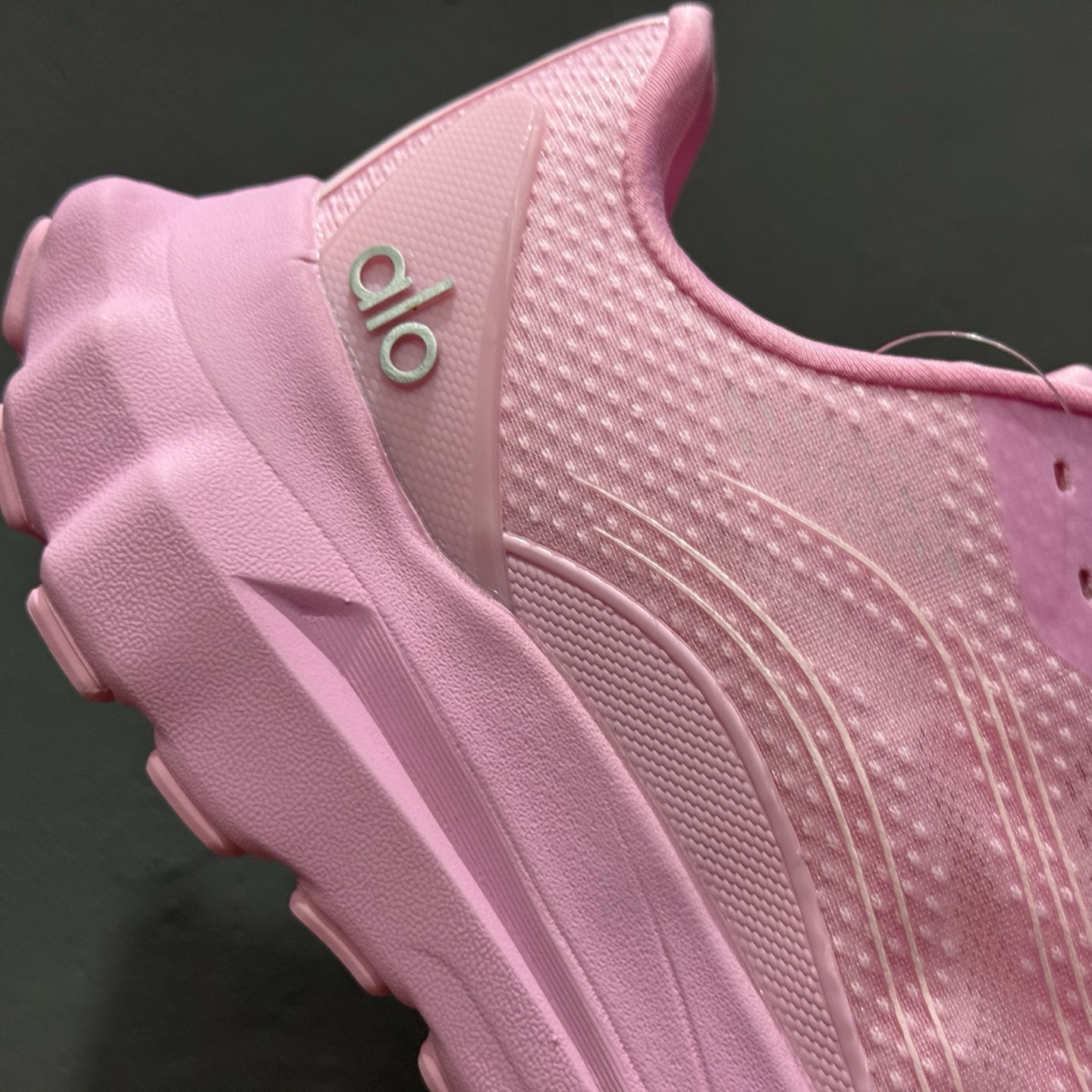 alo yoga Alo Runner 舒适百搭防滑透气 低帮跑步鞋 白色 A0590U-High Quatity Cheap Brand wholesale wholesaler seller Clothes Bags handbags Sneakers Top Fashion Clothing Shoes from China Factory Chinese suppliers best Quality Beautiful Price alo yoga Alo Runner 舒适百搭防滑透气 低帮跑步鞋 白色 A0590U