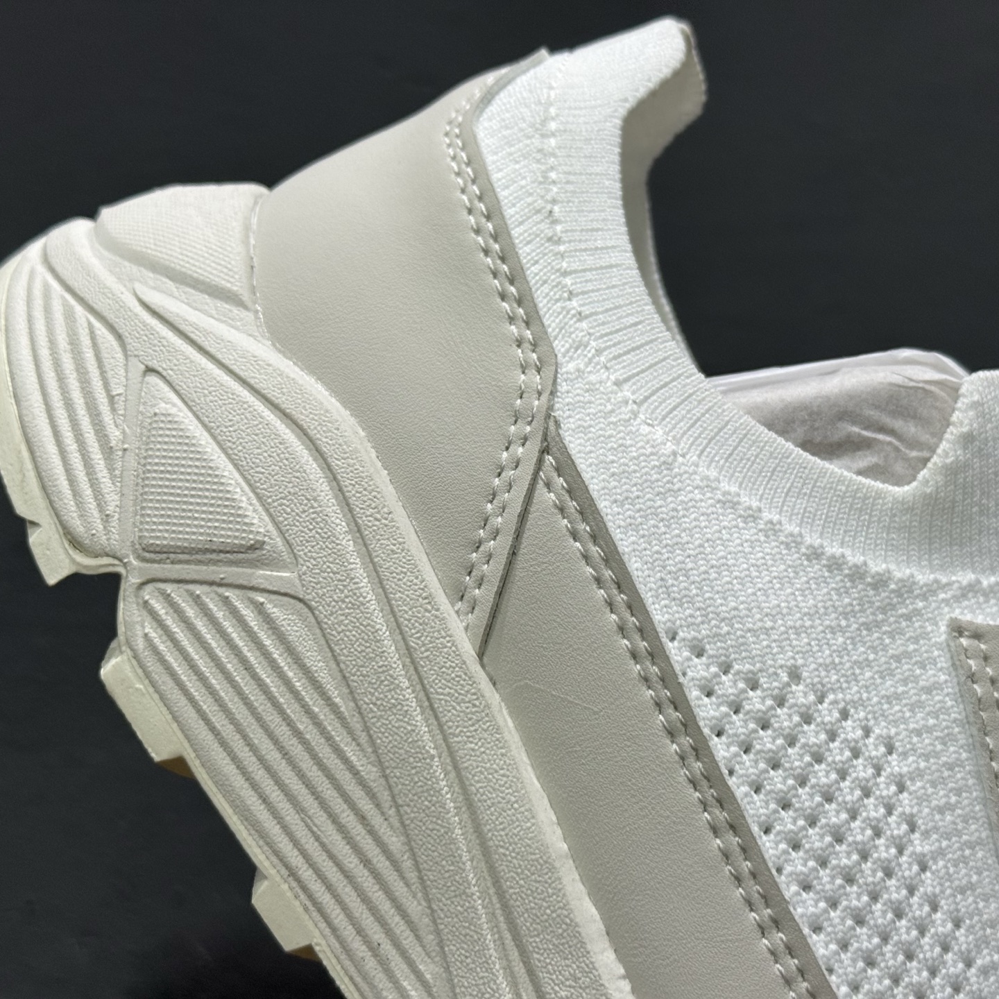 L/DESCENTE迪桑特轻盈缓震透气鞋面时尚休闲运动男子越野跑鞋-High Quatity Cheap Brand wholesale wholesaler seller Clothes Bags handbags Sneakers Top Fashion Clothing Shoes from China Factory Chinese suppliers best Quality Beautiful Price L/DESCENTE迪桑特轻盈缓震透气鞋面时尚休闲运动男子越野跑鞋