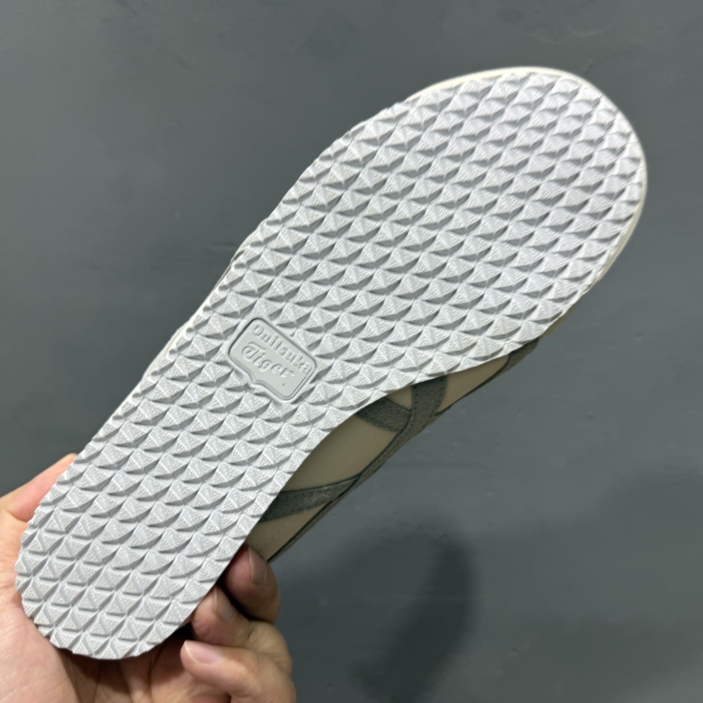 OnitsukaTiger/鬼塚虎 Mexico 66 皮面低邦休闲跑步鞋 1183A942-101-High Quatity Cheap Brand wholesale wholesaler seller Clothes Bags handbags Sneakers Top Fashion Clothing Shoes from China Factory Chinese suppliers best Quality Beautiful Price OnitsukaTiger/鬼塚虎 Mexico 66 皮面低邦休闲跑步鞋 1183A942-101