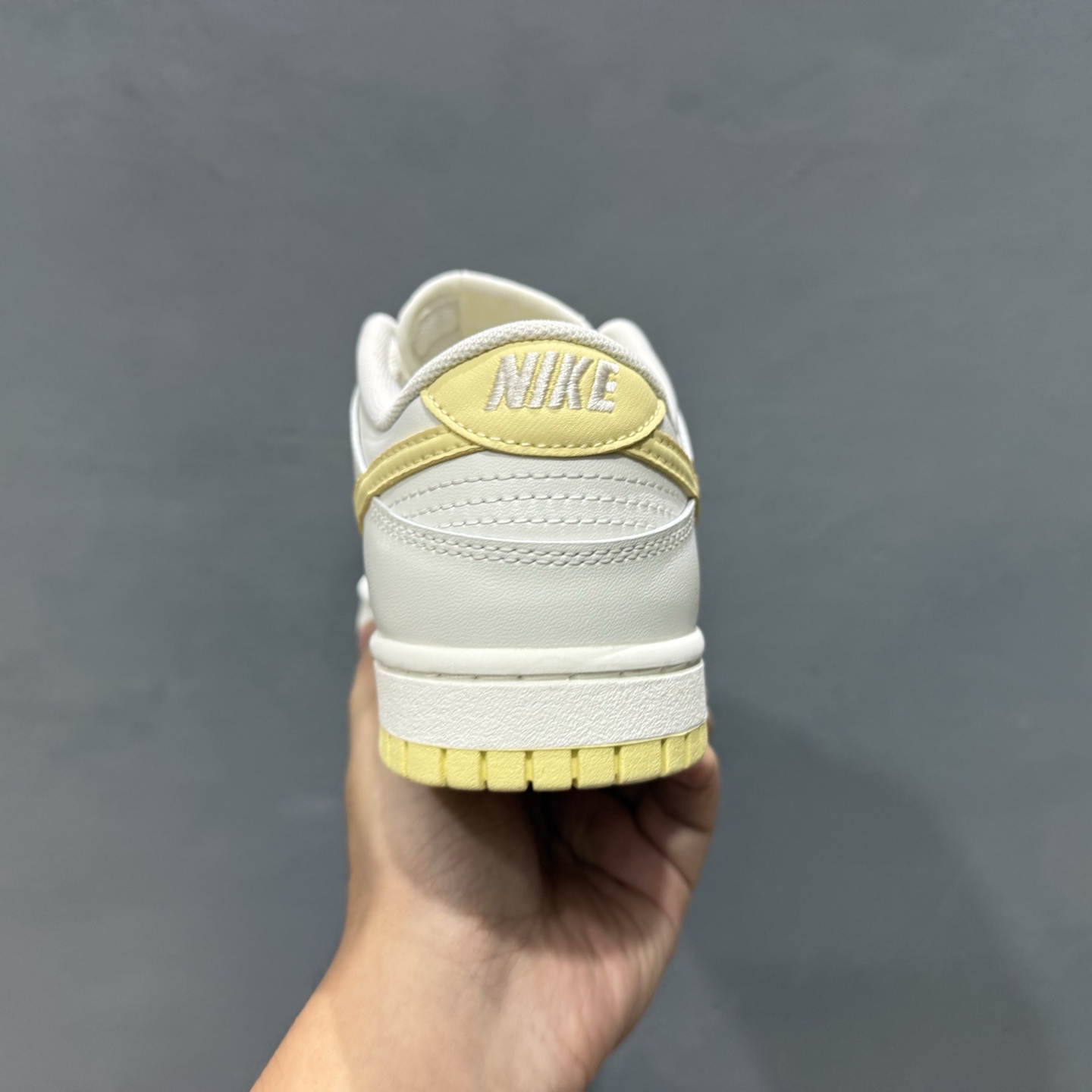 Nike Dunk Low 云纱蜜境 此款采用杏仁奶白色的鞋面 WY0406-020