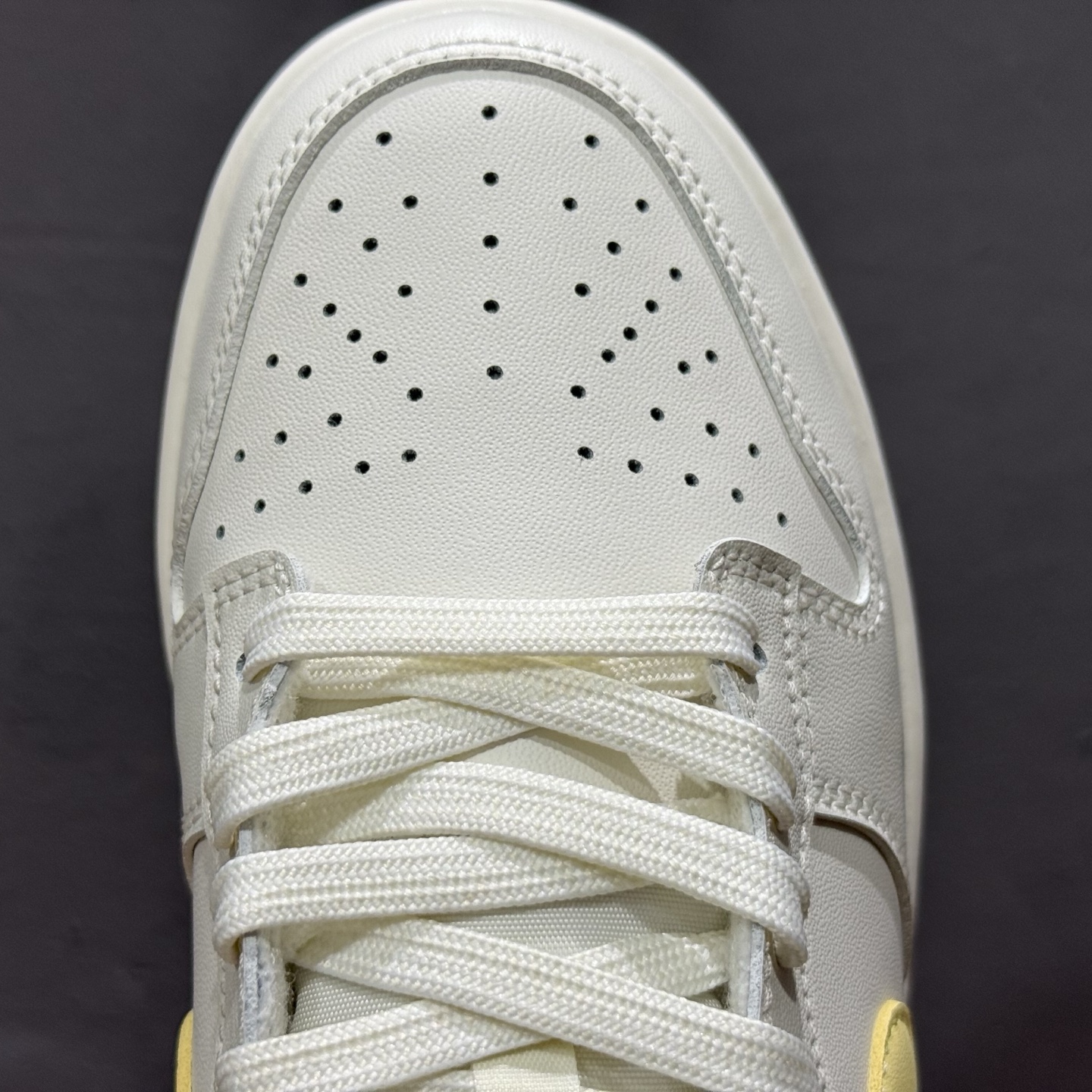 Nike Dunk Low 云纱蜜境 此款采用杏仁奶白色的鞋面 WY0406-020