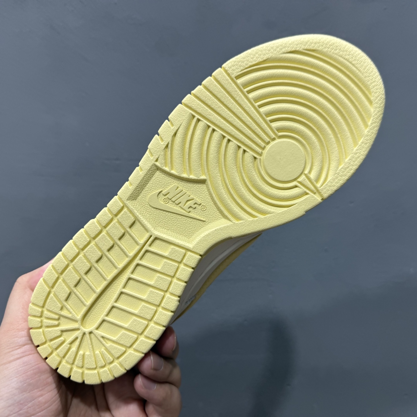 Nike Dunk Low 云纱蜜境 此款采用杏仁奶白色的鞋面 WY0406-020