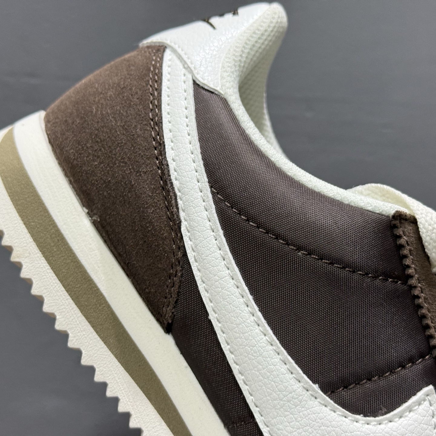 Nk Classic Cortez Leather 阿甘复 古初代皮革慢跑鞋 DZ2795-200