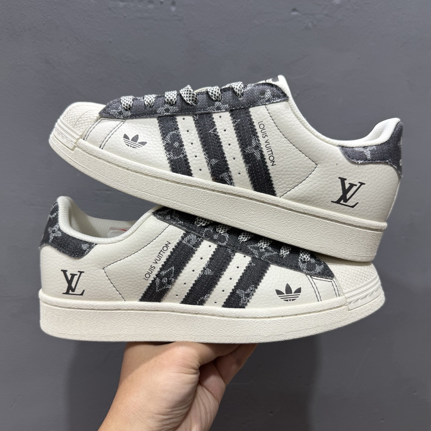 #纯原 CL x AD Originals Supertar#贝壳头LV联名限定 贴合柔软皮料黑白三叶草配色 XS0016-High Quatity Cheap Brand wholesale wholesaler seller Clothes Bags handbags Sneakers Top Fashion Clothing Shoes from China Factory Chinese suppliers best Quality Beautiful Price #纯原 CL x AD Originals Supertar#贝壳头LV联名限定 贴合柔软皮料黑白三叶草配色 XS0016