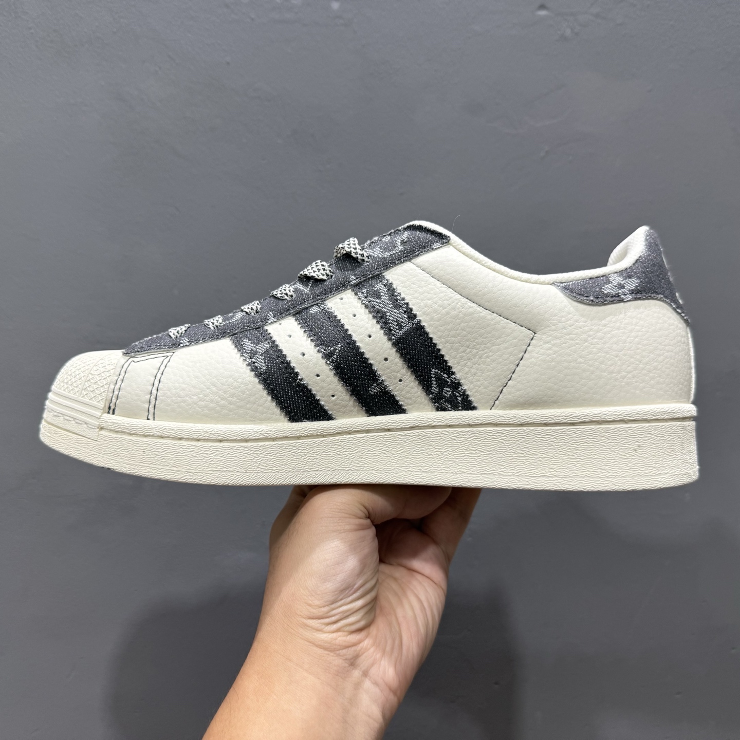 #纯原 CL x AD Originals Supertar#贝壳头LV联名限定 贴合柔软皮料黑白三叶草配色 XS0016-High Quatity Cheap Brand wholesale wholesaler seller Clothes Bags handbags Sneakers Top Fashion Clothing Shoes from China Factory Chinese suppliers best Quality Beautiful Price #纯原 CL x AD Originals Supertar#贝壳头LV联名限定 贴合柔软皮料黑白三叶草配色 XS0016