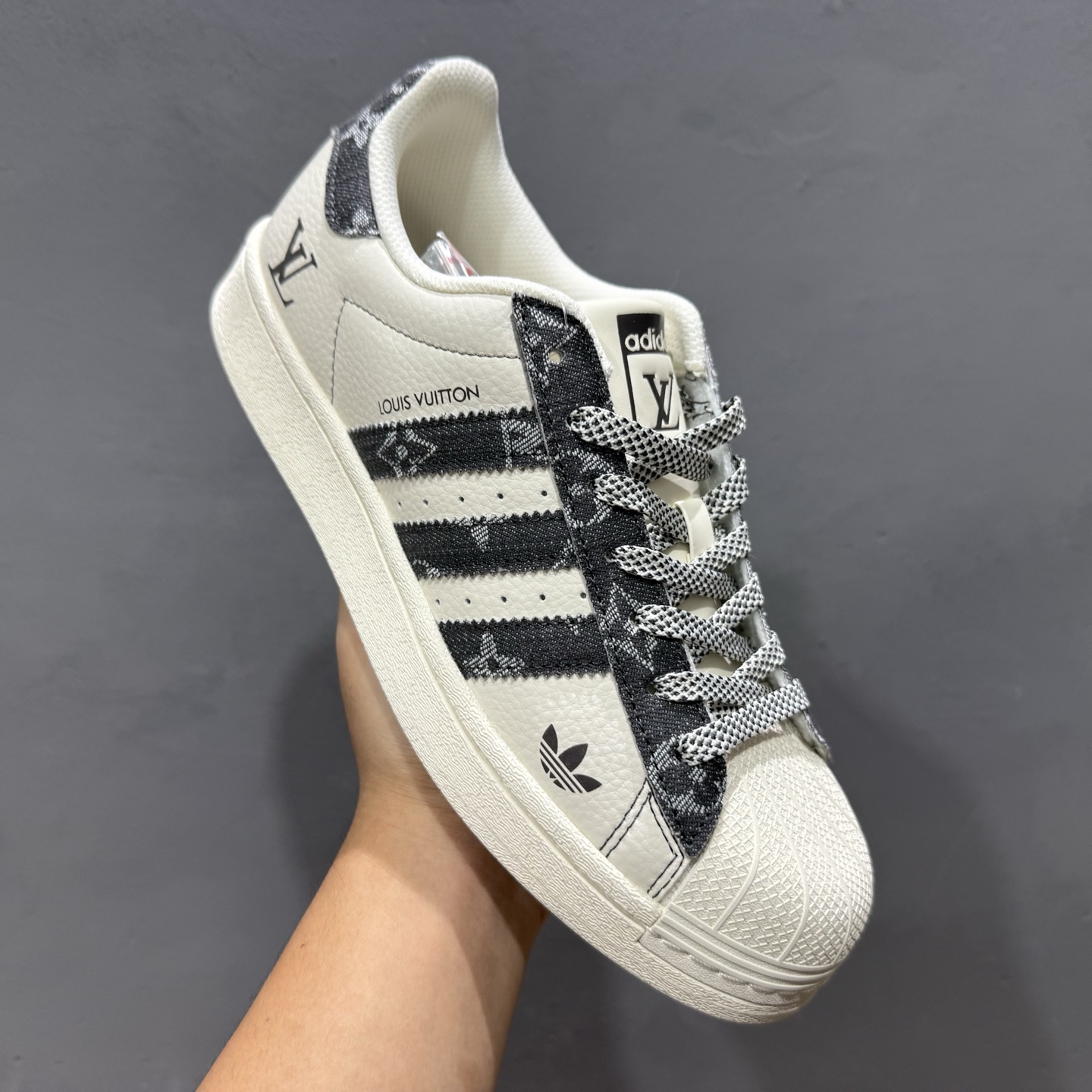 #纯原 CL x AD Originals Supertar#贝壳头LV联名限定 贴合柔软皮料黑白三叶草配色 XS0016-High Quatity Cheap Brand wholesale wholesaler seller Clothes Bags handbags Sneakers Top Fashion Clothing Shoes from China Factory Chinese suppliers best Quality Beautiful Price #纯原 CL x AD Originals Supertar#贝壳头LV联名限定 贴合柔软皮料黑白三叶草配色 XS0016