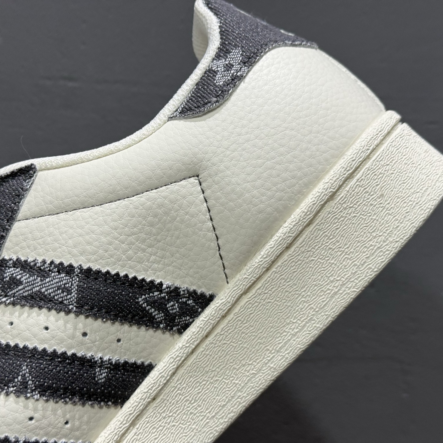 #纯原 CL x AD Originals Supertar#贝壳头LV联名限定 贴合柔软皮料黑白三叶草配色 XS0016-High Quatity Cheap Brand wholesale wholesaler seller Clothes Bags handbags Sneakers Top Fashion Clothing Shoes from China Factory Chinese suppliers best Quality Beautiful Price #纯原 CL x AD Originals Supertar#贝壳头LV联名限定 贴合柔软皮料黑白三叶草配色 XS0016