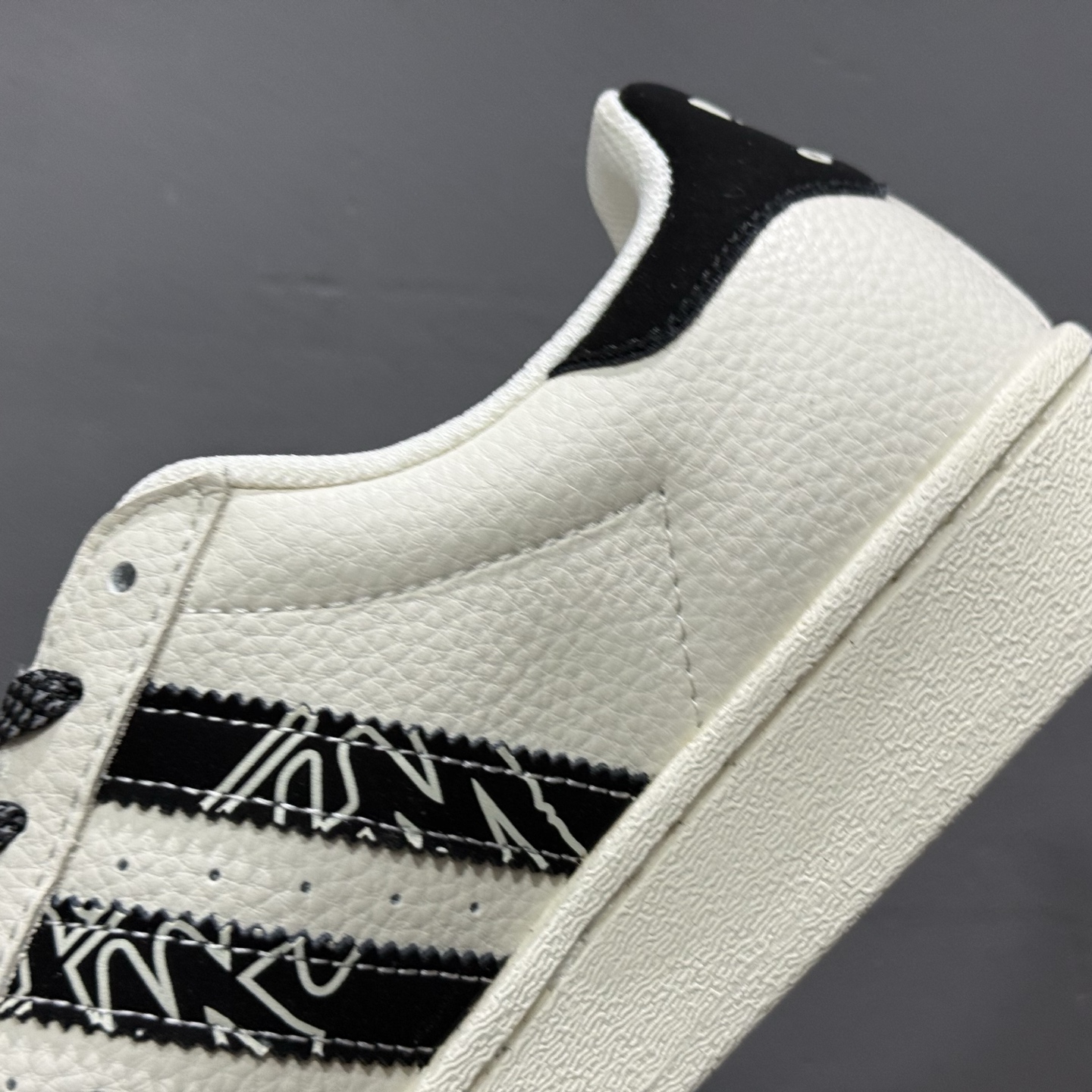 #纯原 CL x AD Originals Supertar#贝壳头斯图西黑8联名限定 贴合柔软皮料黑白配色 AD8015-High Quatity Cheap Brand wholesale wholesaler seller Clothes Bags handbags Sneakers Top Fashion Clothing Shoes from China Factory Chinese suppliers best Quality Beautiful Price #纯原 CL x AD Originals Supertar#贝壳头斯图西黑8联名限定 贴合柔软皮料黑白配色 AD8015