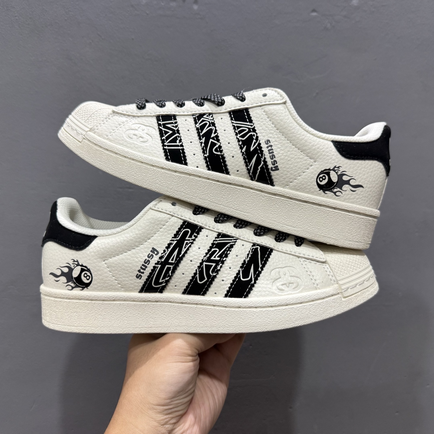 #纯原 CL x AD Originals Supertar#贝壳头斯图西黑8联名限定 贴合柔软皮料黑白配色 AD8015-High Quatity Cheap Brand wholesale wholesaler seller Clothes Bags handbags Sneakers Top Fashion Clothing Shoes from China Factory Chinese suppliers best Quality Beautiful Price #纯原 CL x AD Originals Supertar#贝壳头斯图西黑8联名限定 贴合柔软皮料黑白配色 AD8015