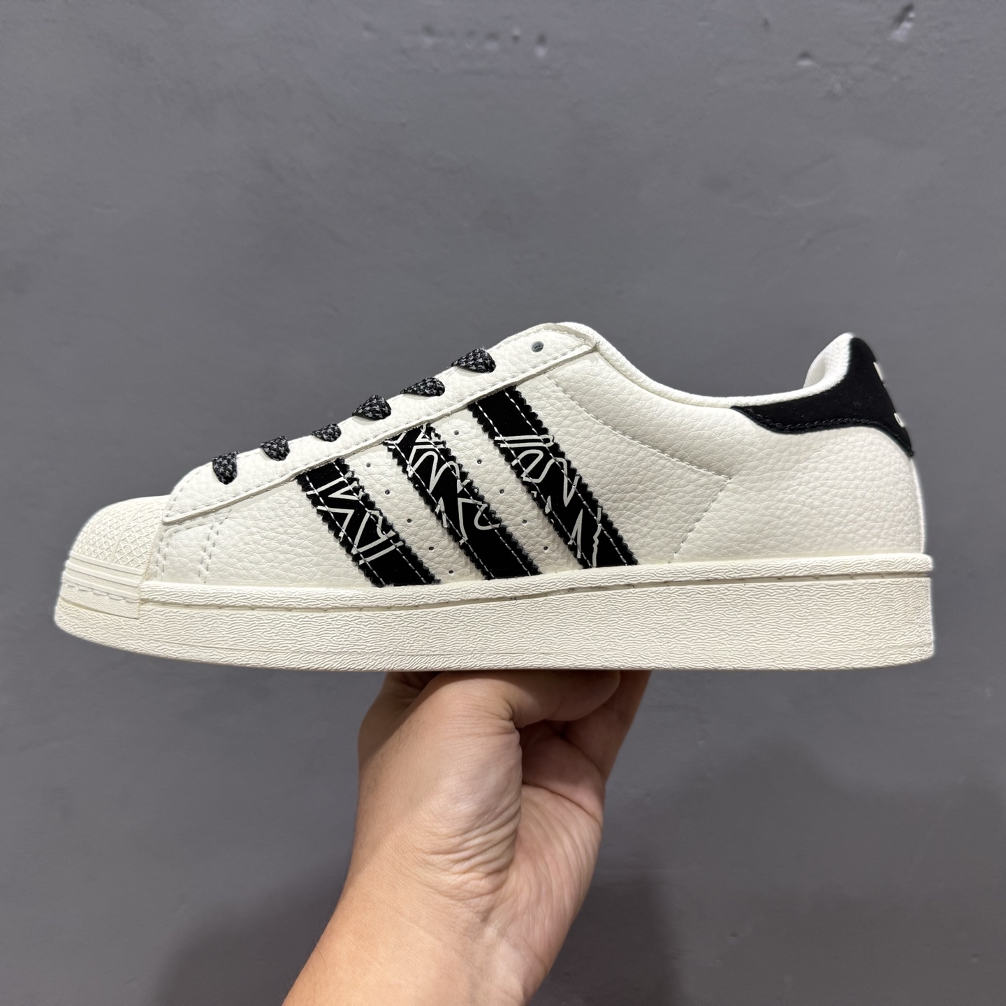 #纯原 CL x AD Originals Supertar#贝壳头斯图西黑8联名限定 贴合柔软皮料黑白配色 AD8015-High Quatity Cheap Brand wholesale wholesaler seller Clothes Bags handbags Sneakers Top Fashion Clothing Shoes from China Factory Chinese suppliers best Quality Beautiful Price #纯原 CL x AD Originals Supertar#贝壳头斯图西黑8联名限定 贴合柔软皮料黑白配色 AD8015